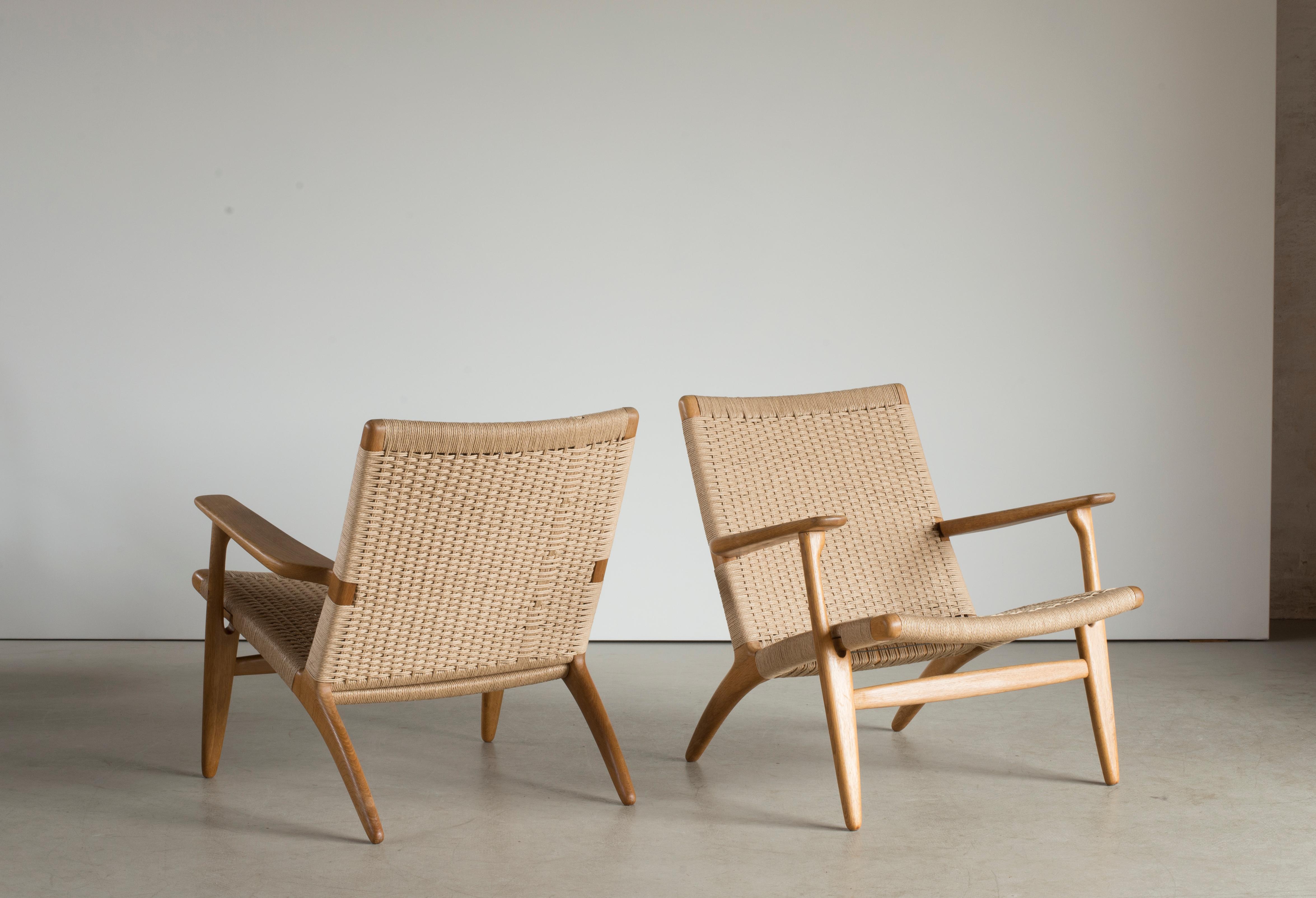 Hans J. Wegner pair of easy chairs with oak frames. Seat and back with woven paper cord. Executed by Carl Hansen & Søn.

Burnmarked by Carl Hansen & Søn.