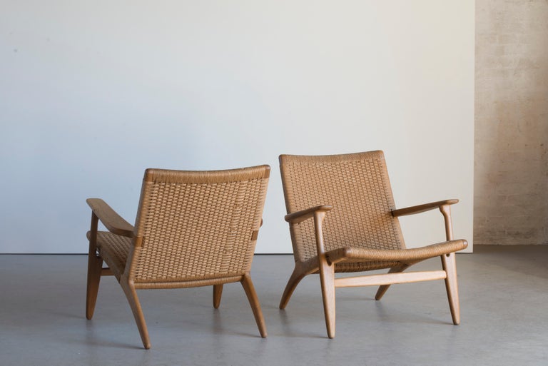 Scandinavian Modern Hans J. Wegner Pair of Easy Chairs “CH 25” for Carl Hansen For Sale