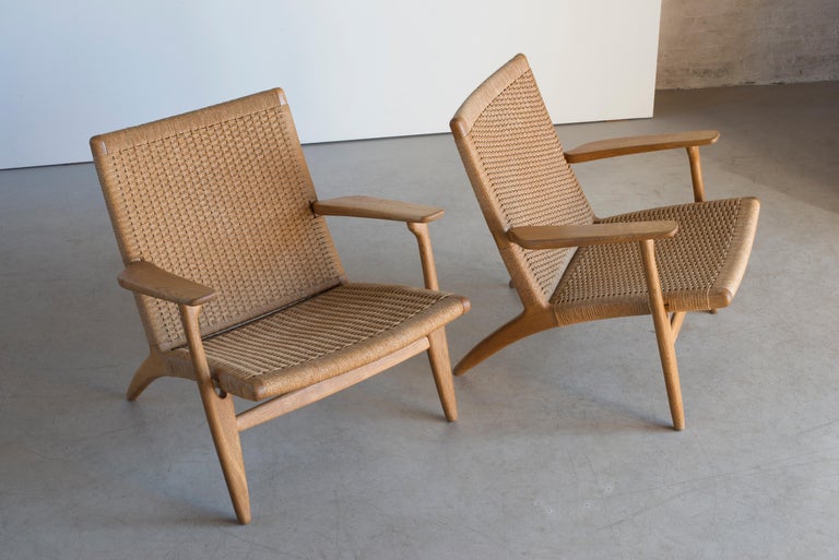 Polished Hans J. Wegner Pair of Easy Chairs “CH 25” for Carl Hansen For Sale