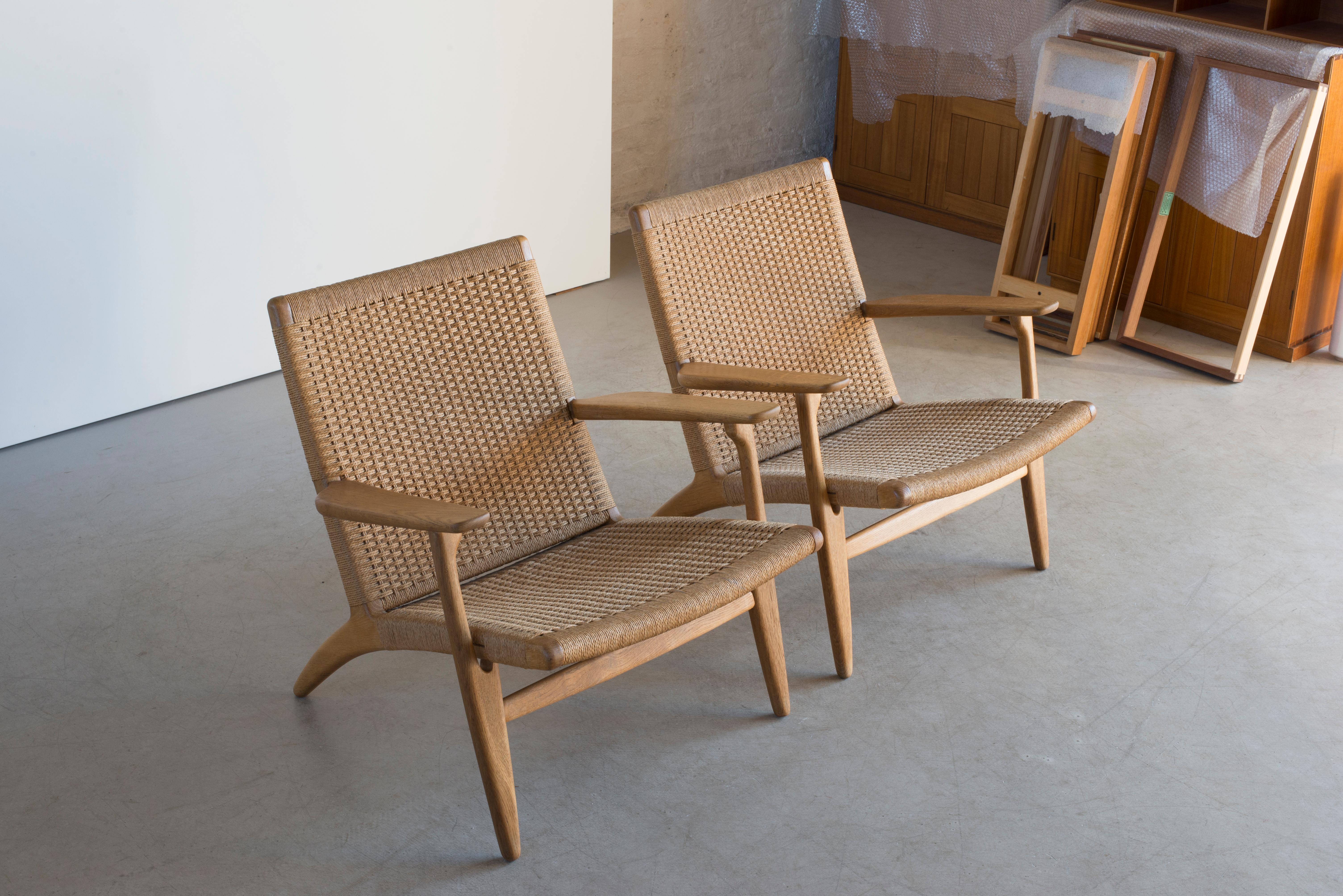 Hans J. Wegner Pair of Easy Chairs “CH 25” for Carl Hansen In Good Condition In Copenhagen, DK