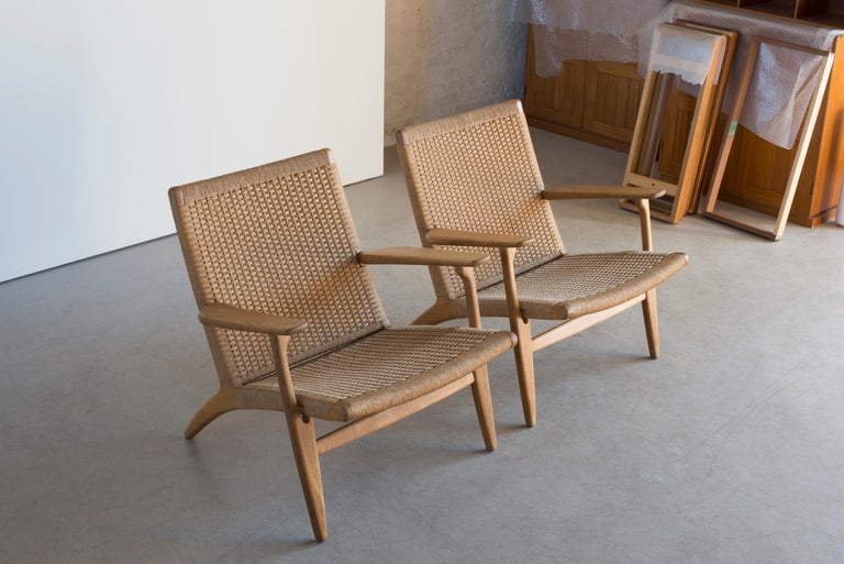 Hans J. Wegner Pair of Easy Chairs “CH 25” for Carl Hansen In Good Condition For Sale In Copenhagen, DK