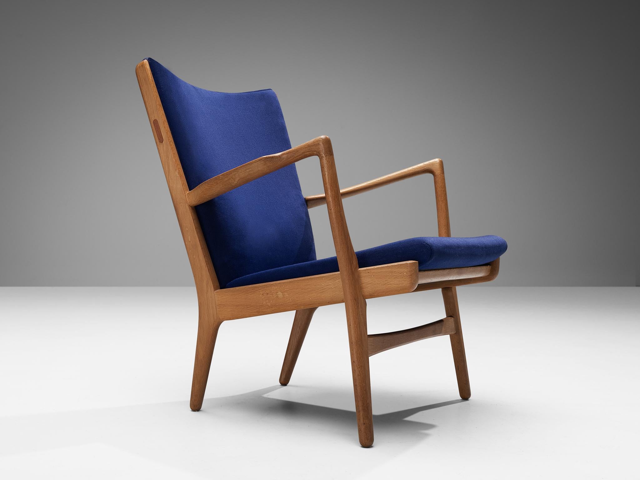 Scandinave moderne Paire de fauteuils Hans J. Wegner en tissu bleu et chêne en vente