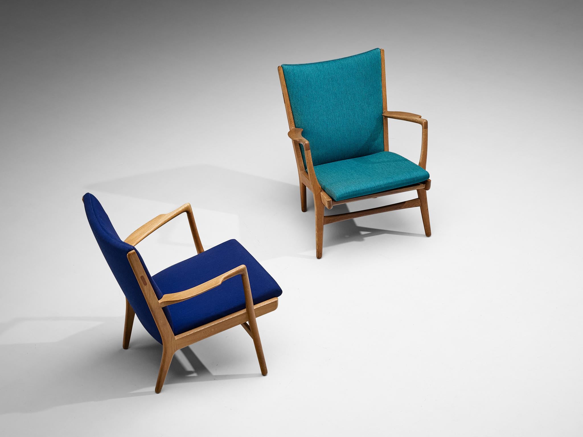 Hans J. Wegner Pair of Easy Chairs in Blue Upholstery and Oak In Good Condition For Sale In Waalwijk, NL