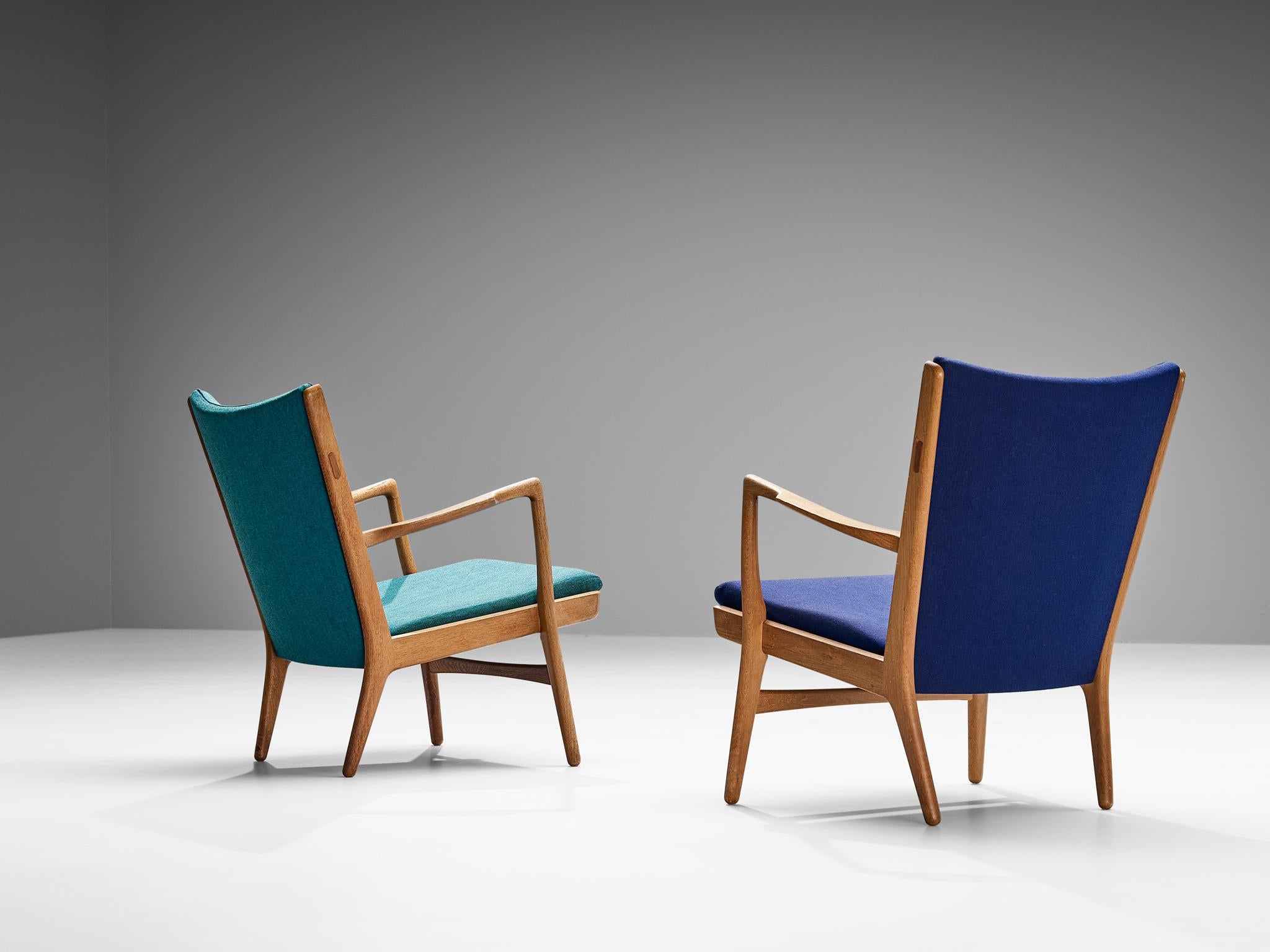 Milieu du XXe siècle Paire de fauteuils Hans J. Wegner en tissu bleu et chêne en vente
