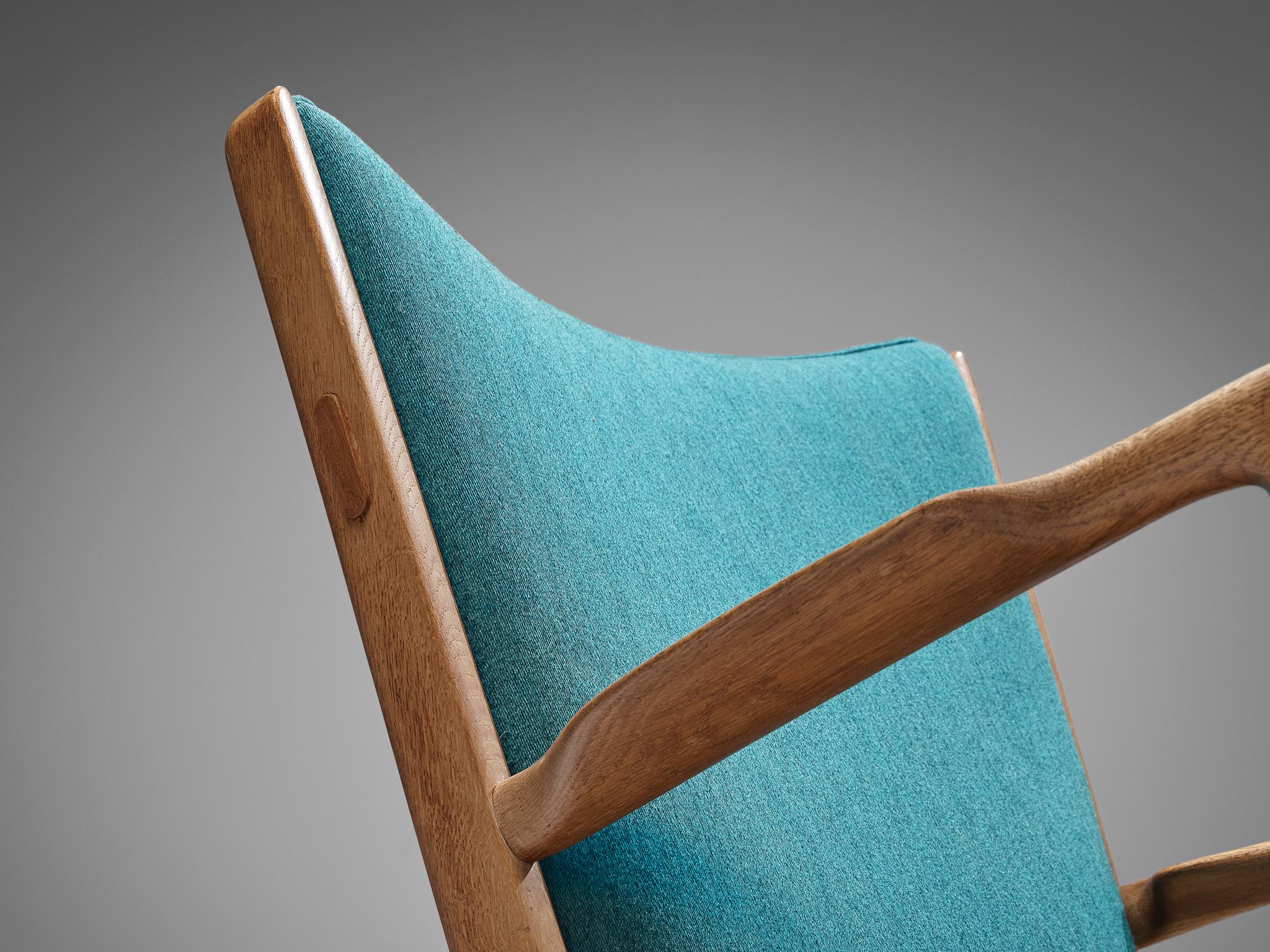 Paire de fauteuils Hans J. Wegner en tissu bleu et chêne en vente 1