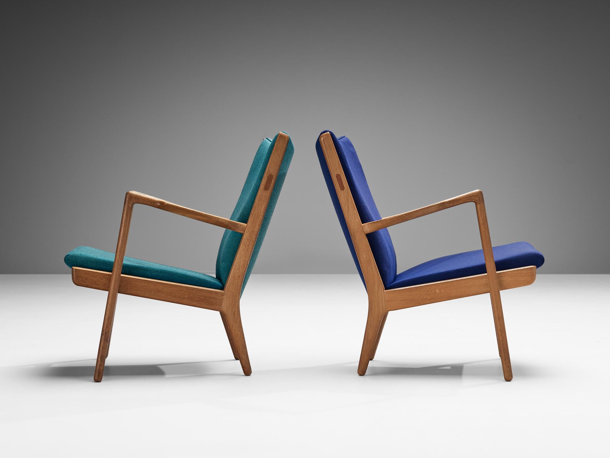 Hans J. Wegner Pair of Easy Chairs in Blue Upholstery and Oak For Sale 2