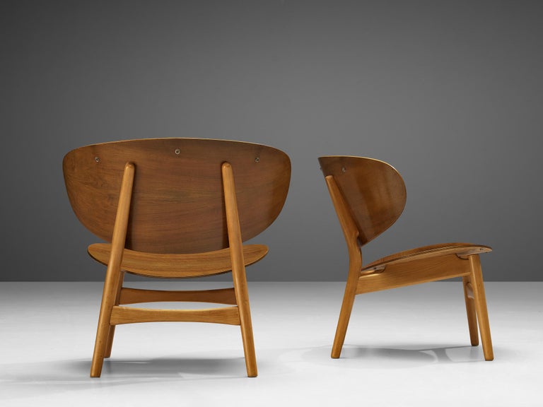 Hans J. Wegner Pair of Lounge Chairs in Walnut  For Sale 3