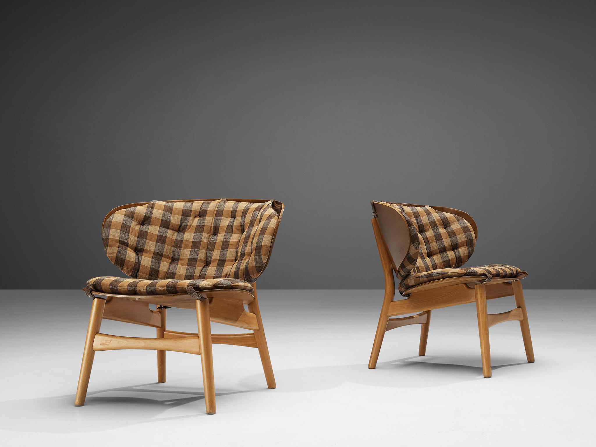 Hans J. Wegner Pair of Lounge Chairs in Walnut  5