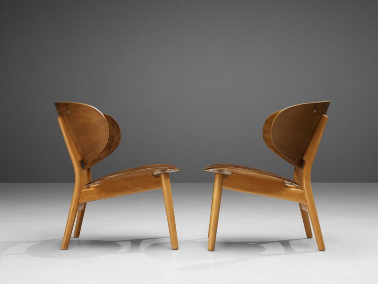 Hans J. Wegner Pair of Lounge Chairs in Walnut  For Sale 1