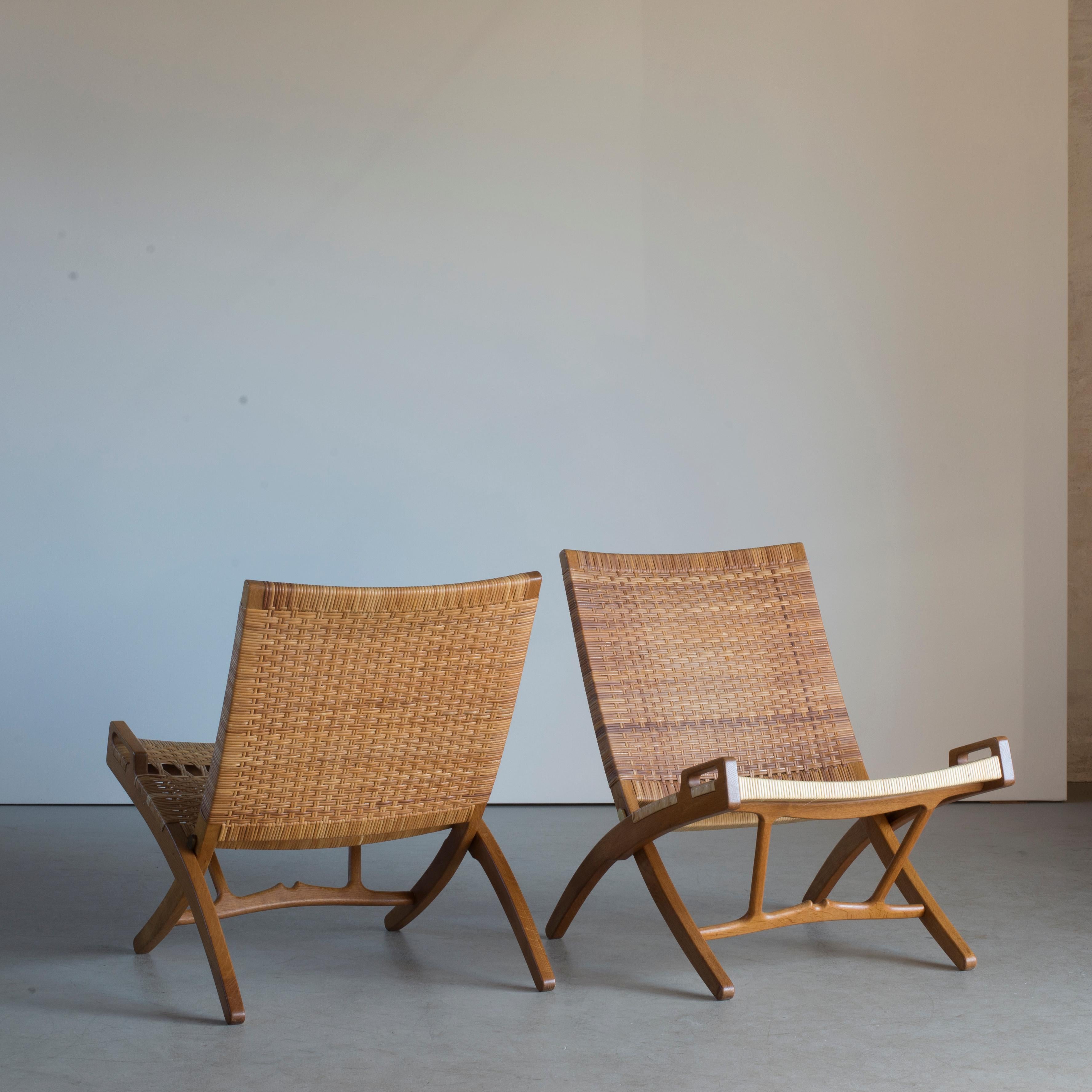 Paire de chaises pliantes Hans J. Wegner avec support de suspension en chêne modèle JH-512, 1949. Exécuté par Johannes Hansen, Copenhague, Danemark.