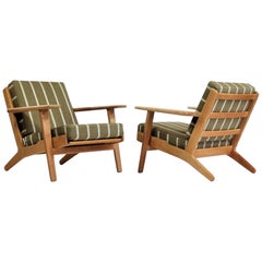 Hans J. Wegner Pair of "GE-290" Lounge Chairs in Oak and Savak Wool, 1953