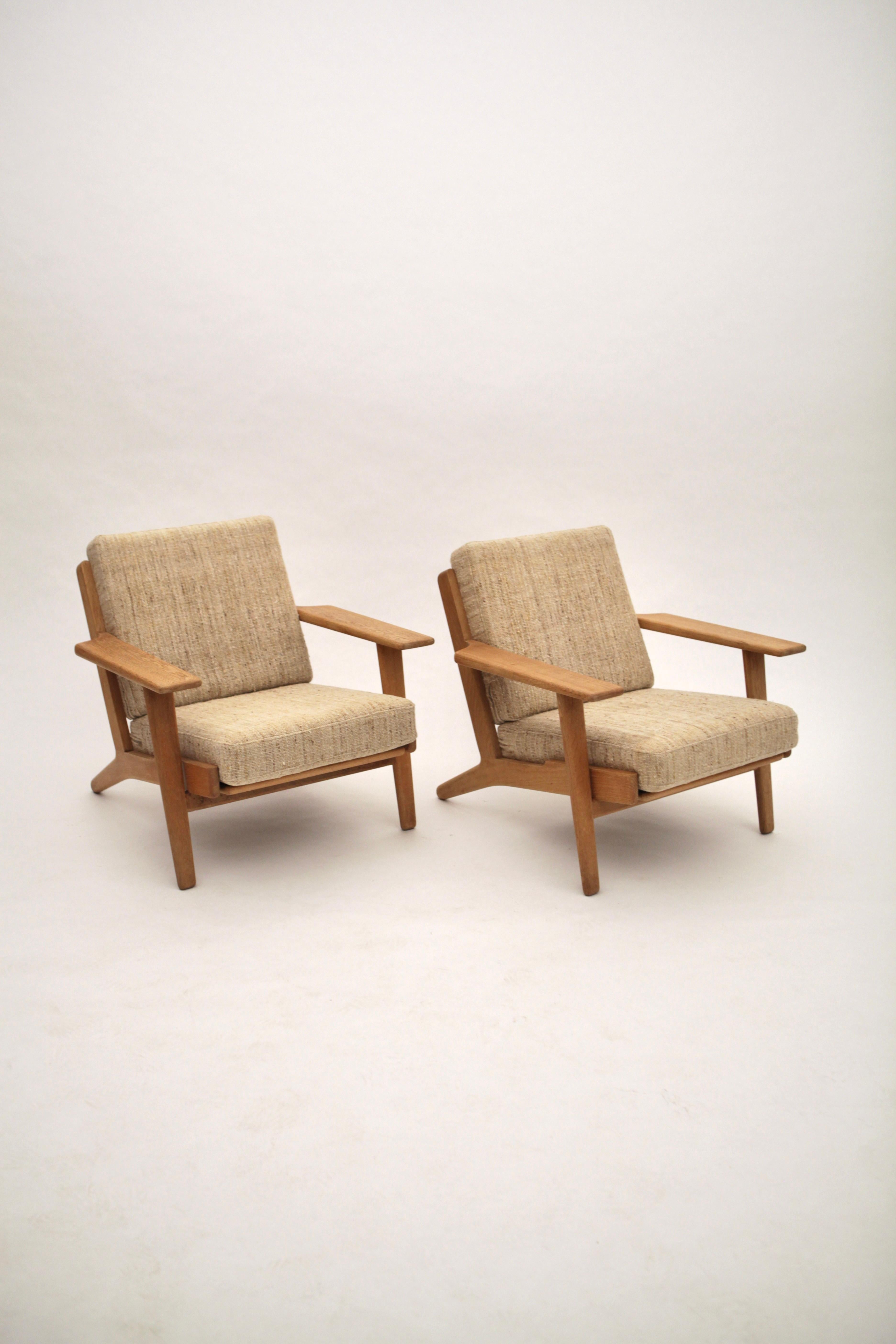 Hans J. Wegner, Pair of GE-290 Oak Lounge Chairs, Denmark, 1960s 4