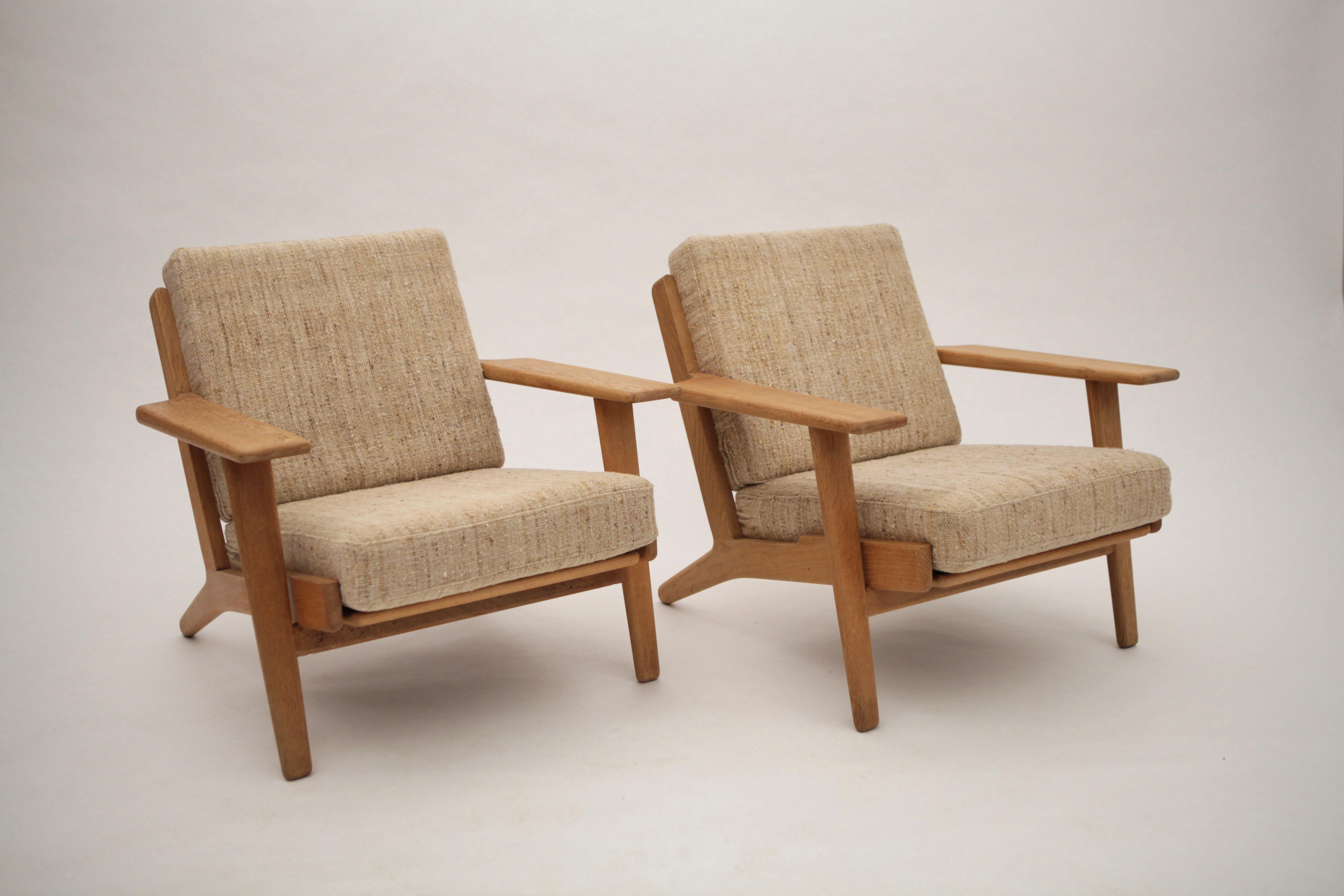 Hans J. Wegner, pair of GE-290 lounge chairs in oak and original upholstery, Denmark 1960s.
Very nice vintage condition.