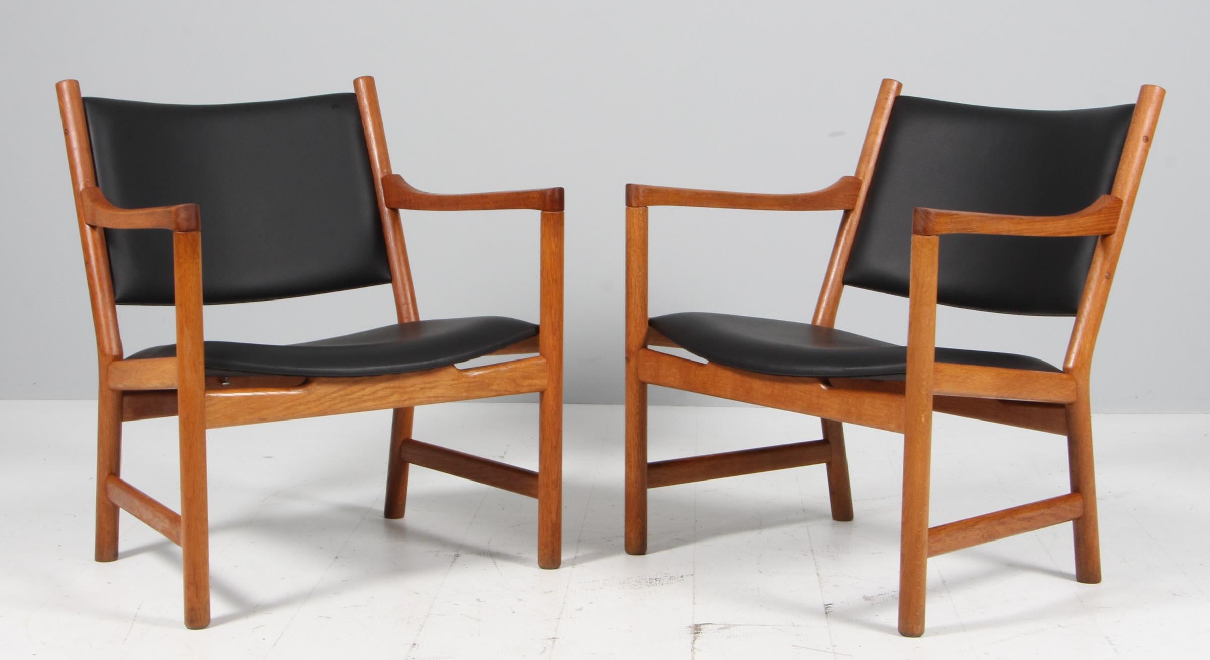 Coppia di sedie da salotto Hans J. Wegner con struttura in rovere oliato.

Rivestito in pelle nera.

Modello CH52, prodotto da Carl Hansen.