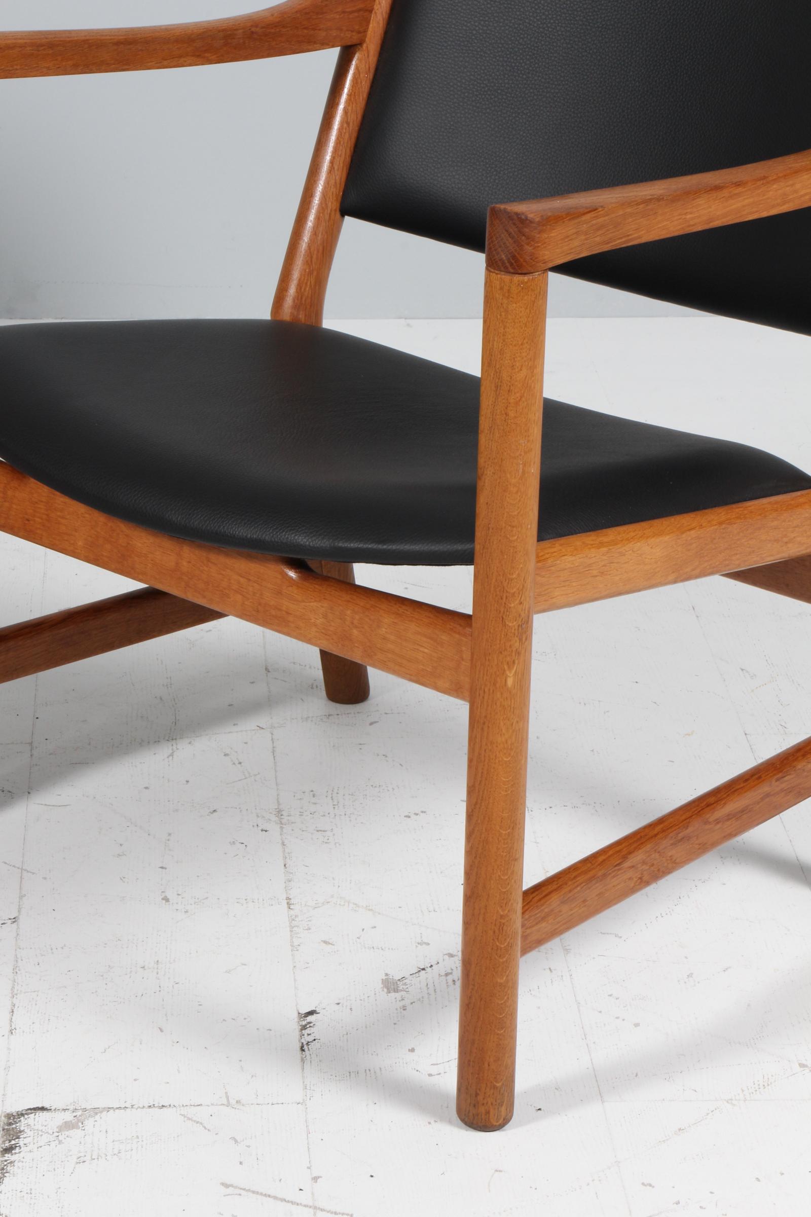 Coppia di sedie da salotto Hans J. Wegner in quercia e pelle nera, modello CH52 In condizioni buone in vendita a Esbjerg, DK
