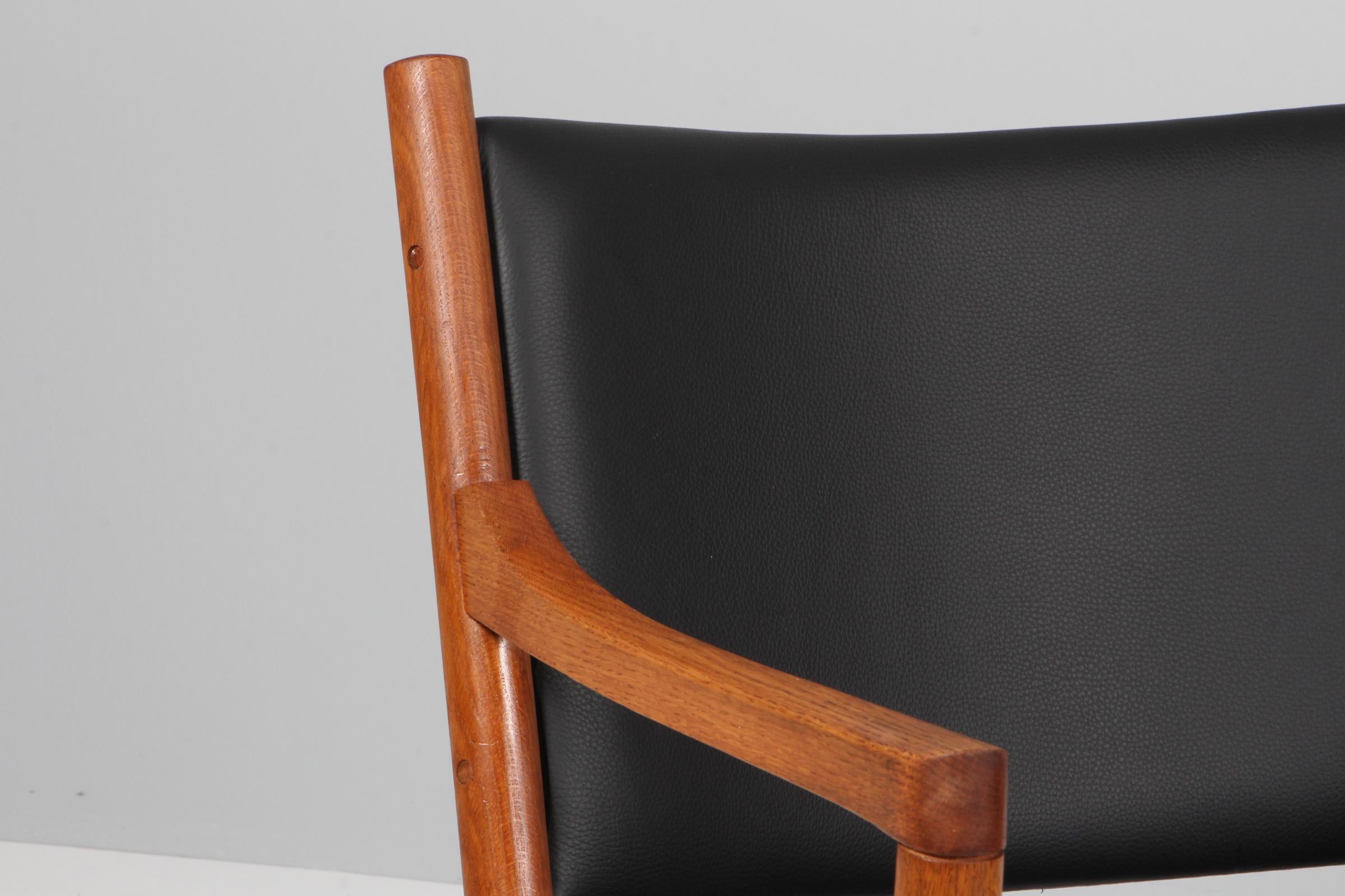 Fine XX secolo Coppia di sedie da salotto Hans J. Wegner in quercia e pelle nera, modello CH52 in vendita