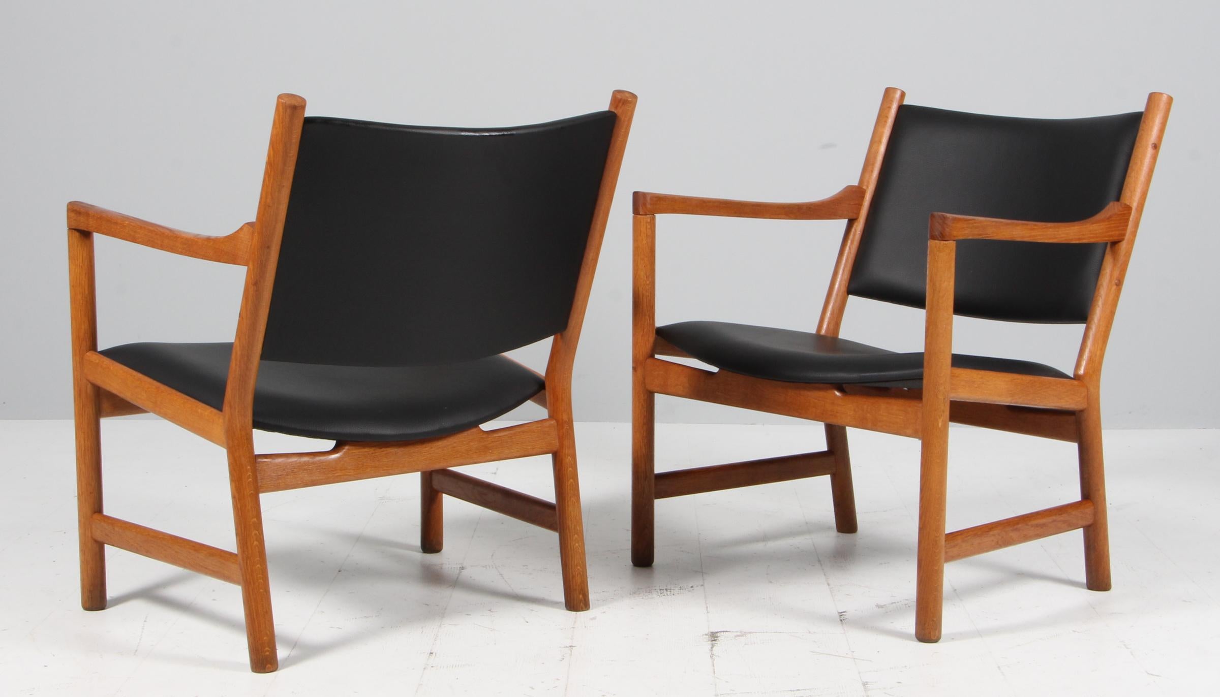 Pelle Coppia di sedie da salotto Hans J. Wegner in quercia e pelle nera, modello CH52 in vendita