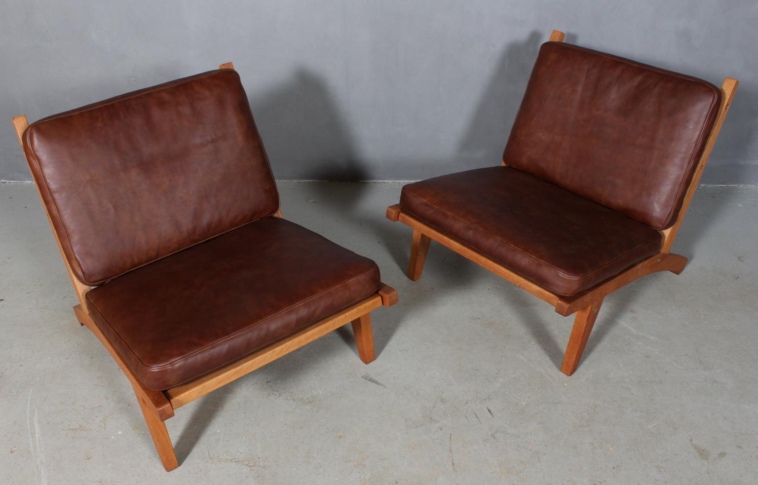 Hans J. Wegner pair of lounge chair with loose cushions new upholstered with brown aniline leather.

Frame of oak.

Model GE-370, made by GETAMA.