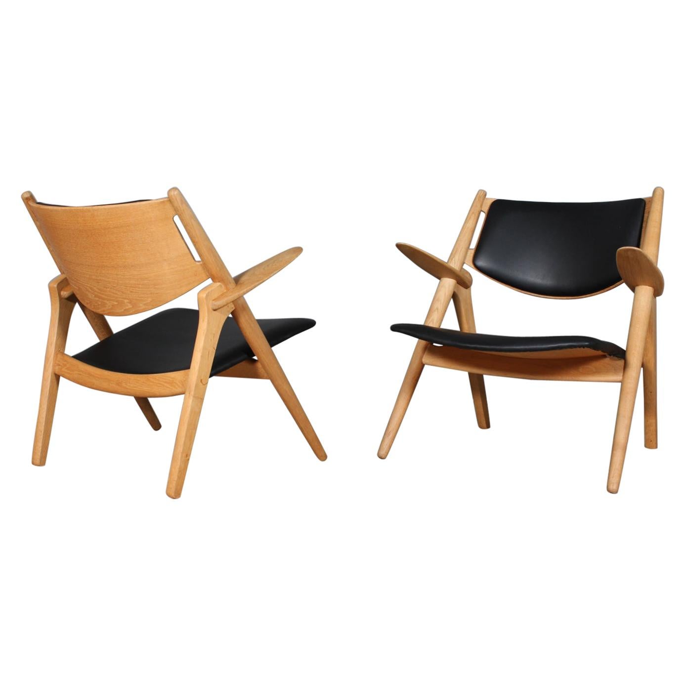 Hans J. Wegner Pair of Savbukke CH-28 Lounge Chairs