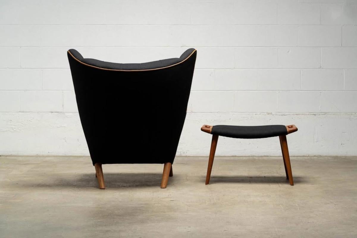 Opera iconica e altamente collezionabile di Hans J. Wegner, questo set di sedia e pouf 