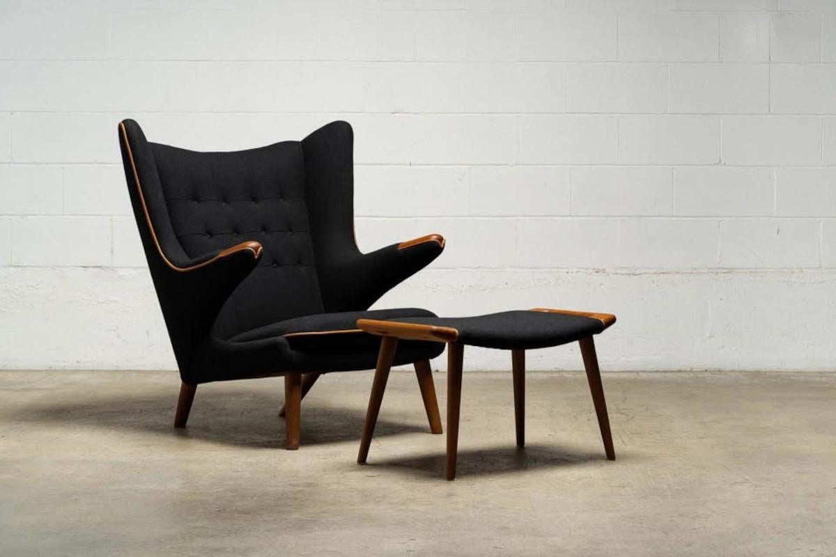 Mid-Century moderno Sedia Hans J. Wegner AP19 Papa Bear e ottomana AP29 per A.P. Rubato in vendita