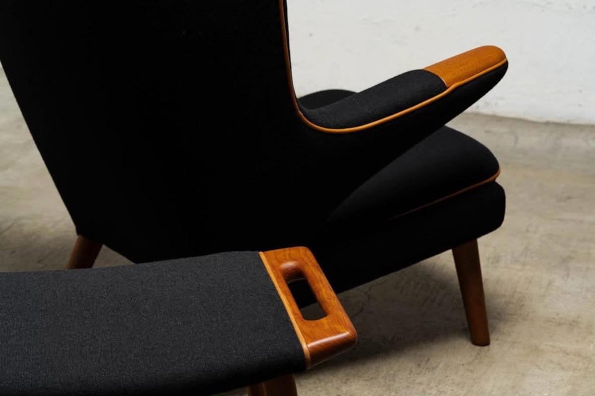 Metà XX secolo Sedia Hans J. Wegner AP19 Papa Bear e ottomana AP29 per A.P. Rubato in vendita
