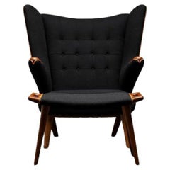 Sedia Hans J. Wegner AP19 Papa Bear e ottomana AP29 per A.P. Rubato