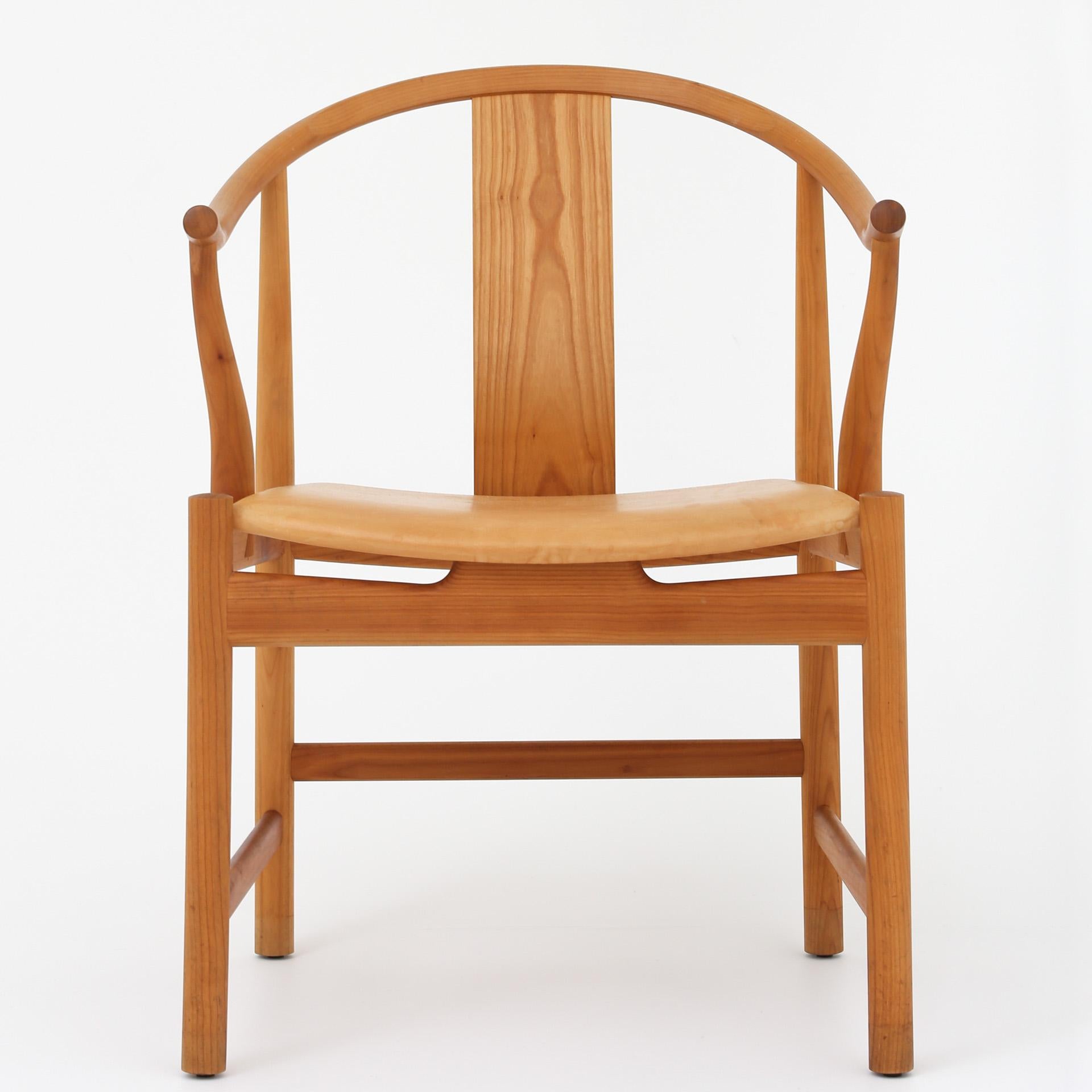 Set of 10 PP 56 China chairs in oiled cherry wood with seat in patinated natura.