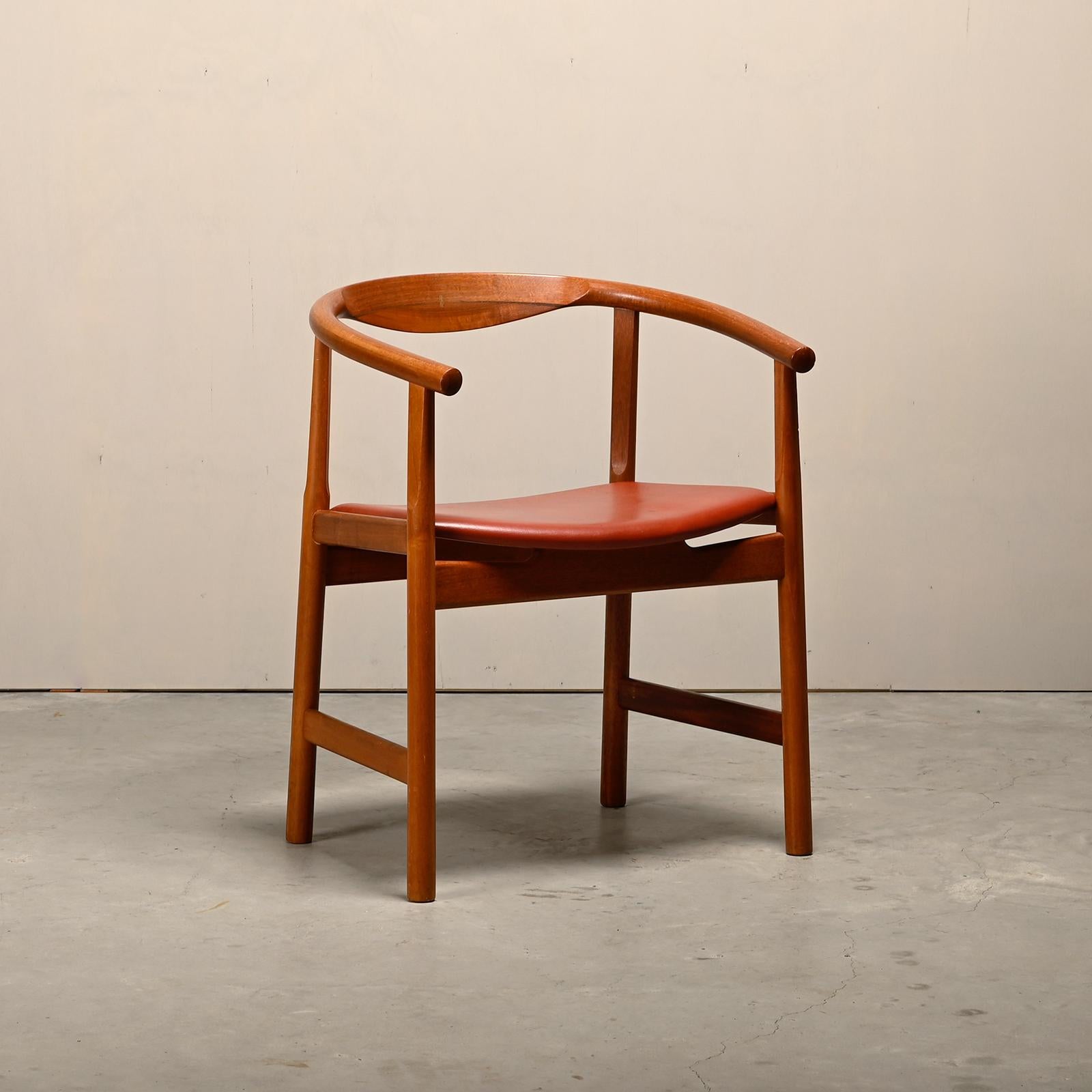 Außergewöhnlicher Satz von acht Esszimmerstühlen, entworfen 1969 von Hans J. Wegner für PP Møbler, Dänemark. Die Stühle sind mit außergewöhnlicher Handwerkskunst aus massivem Mahagoni (nicht mehr erhältlich) und gepolsterten Sitzen in rotbraunem