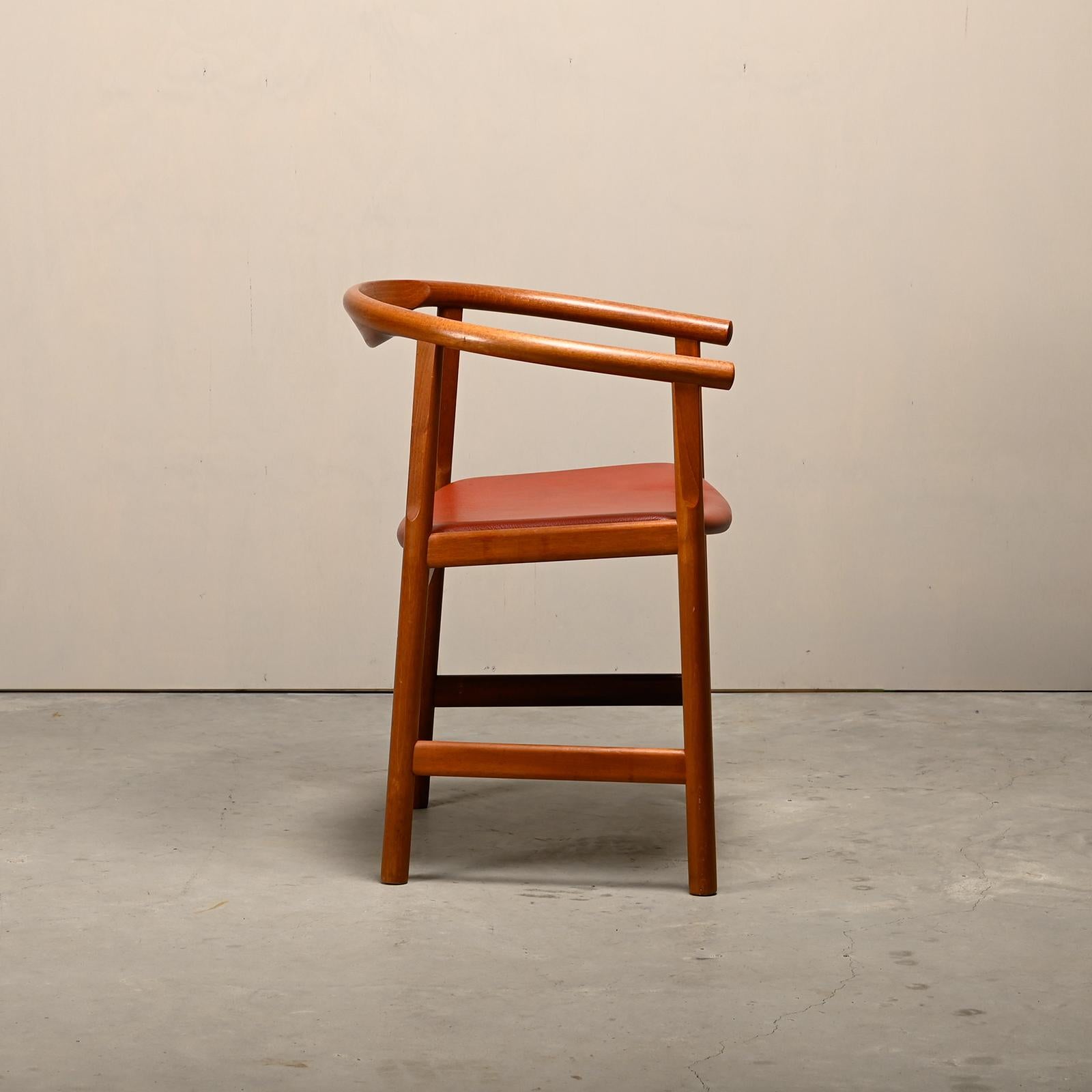 Hans J. Wegner PP203 Esszimmerstühle in Mahagoni und rotem Leder für PP Møbler (Dänisch) im Angebot