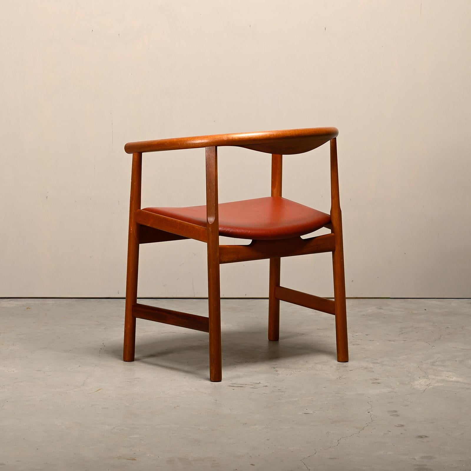 Hans J. Wegner PP203 Esszimmerstühle in Mahagoni und rotem Leder für PP Møbler im Angebot 1