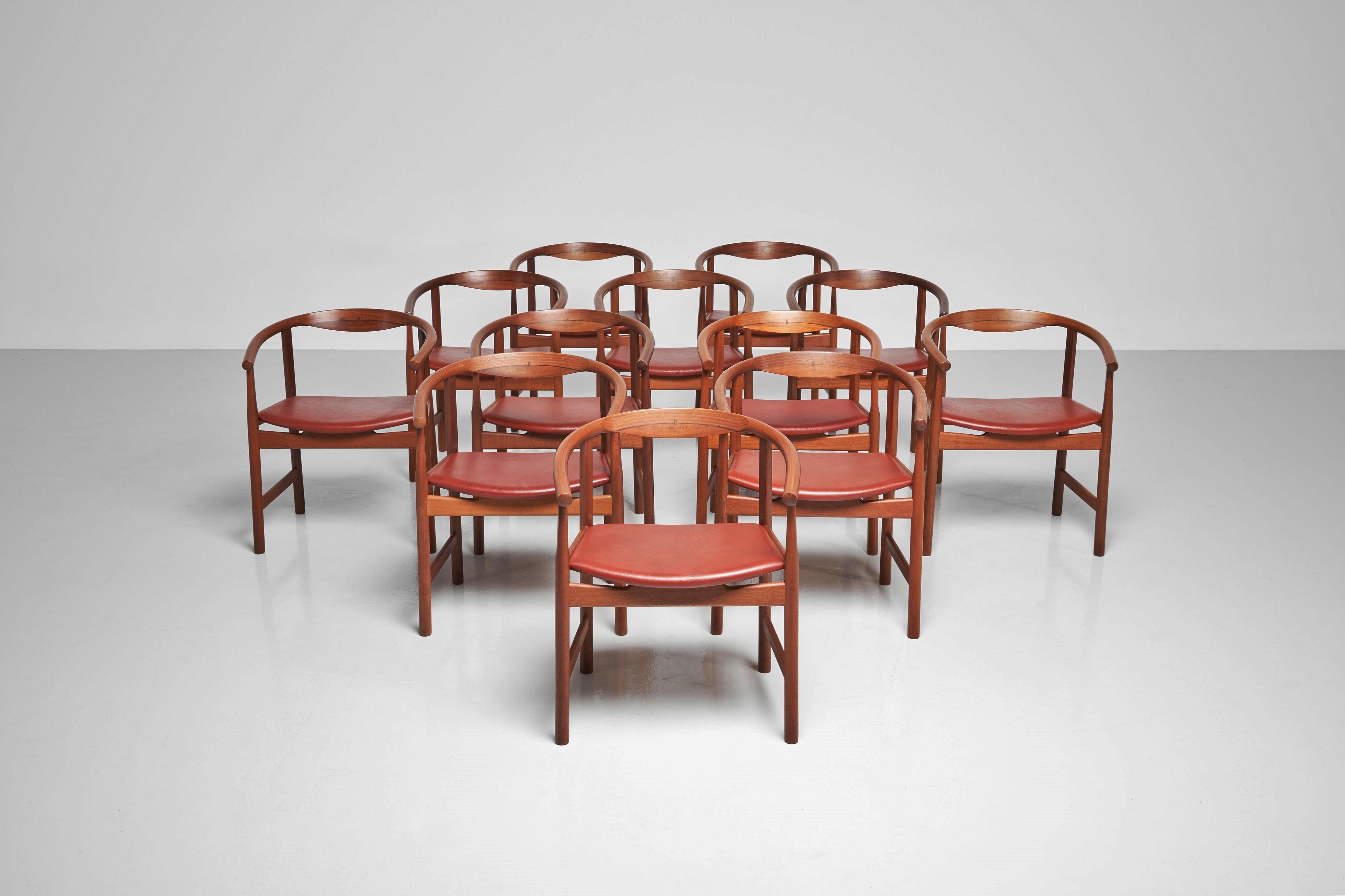 Chaises de salle à manger PP203 emblématiques de Hans J. Wegner, fabriquées par PP Møbler, Danemark, en 1969. Cet ensemble comprend 12 chaises extrêmement rares, ce qui en fait une trouvaille remarquable. Ces chaises témoignent des compétences