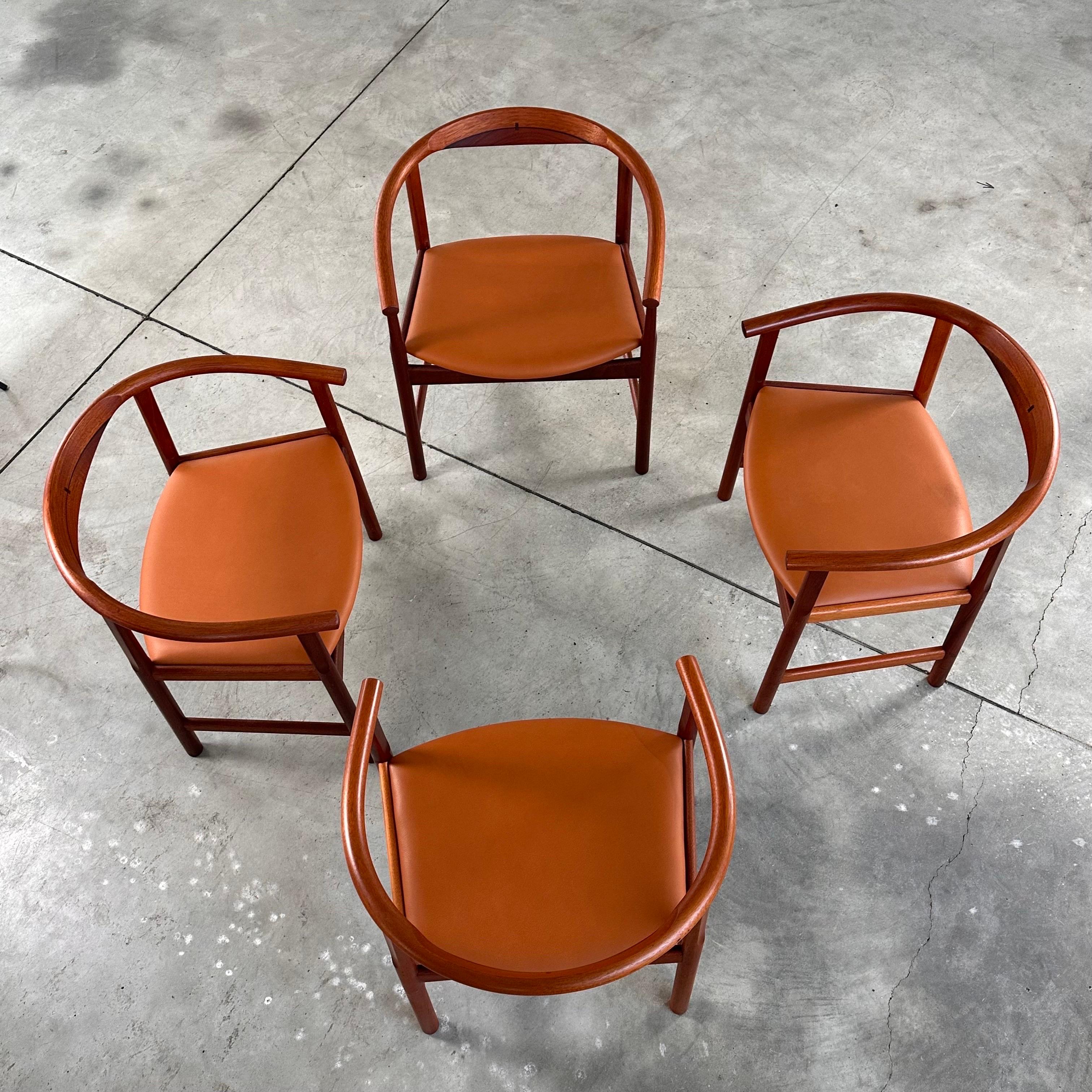 
Verschönern Sie Ihren Essbereich mit diesem außergewöhnlichen Satz von Hans J. Wegner PP2023 Esszimmerstühlen, die 1969 von PP Mobler in Dänemark hergestellt wurden. Diese Stühle, die für ihr ikonisches Design und ihre tadellose Handwerkskunst