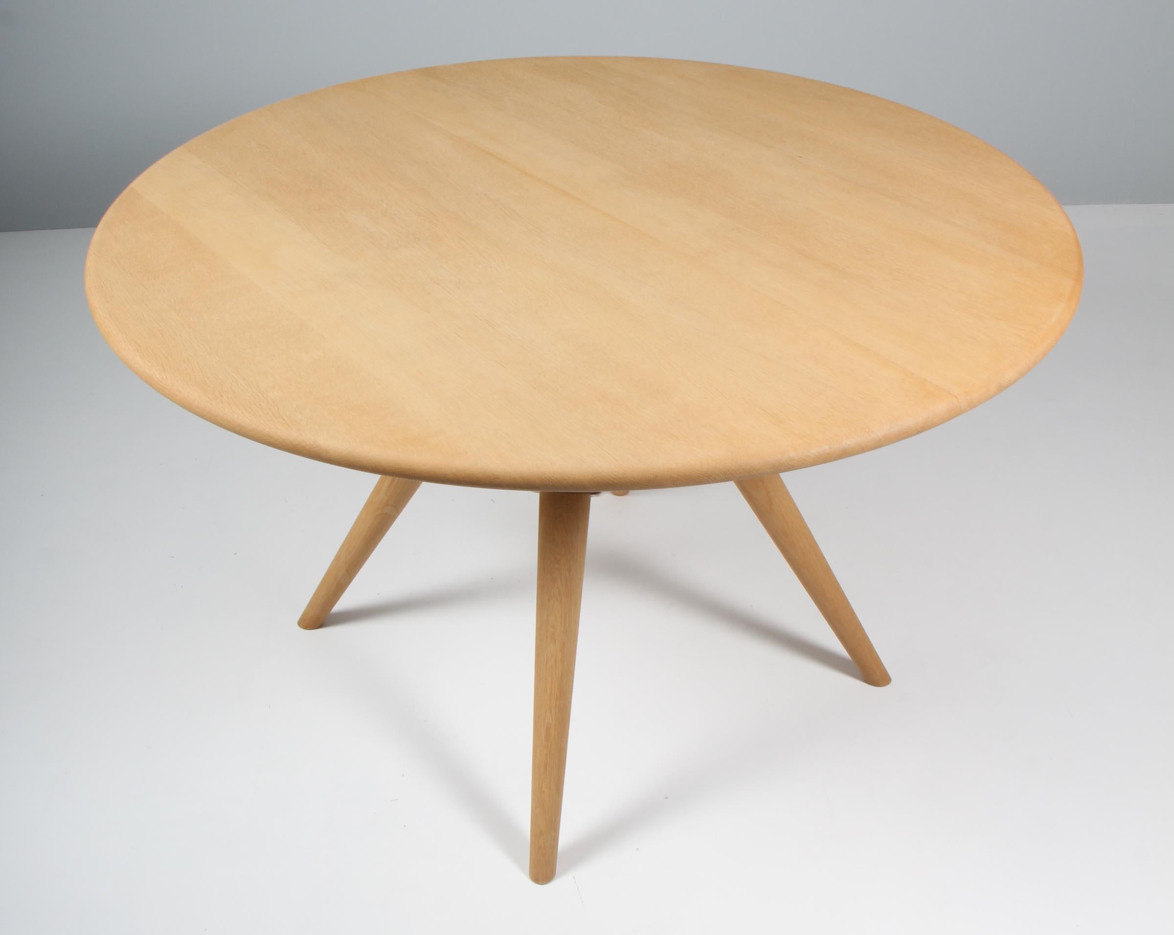 Hans J. Wegner round dining table in solid soap treated oak. Two extension leafes, one solid and one in veener. 50 cm each.

Made by PP møbler, model PP75.