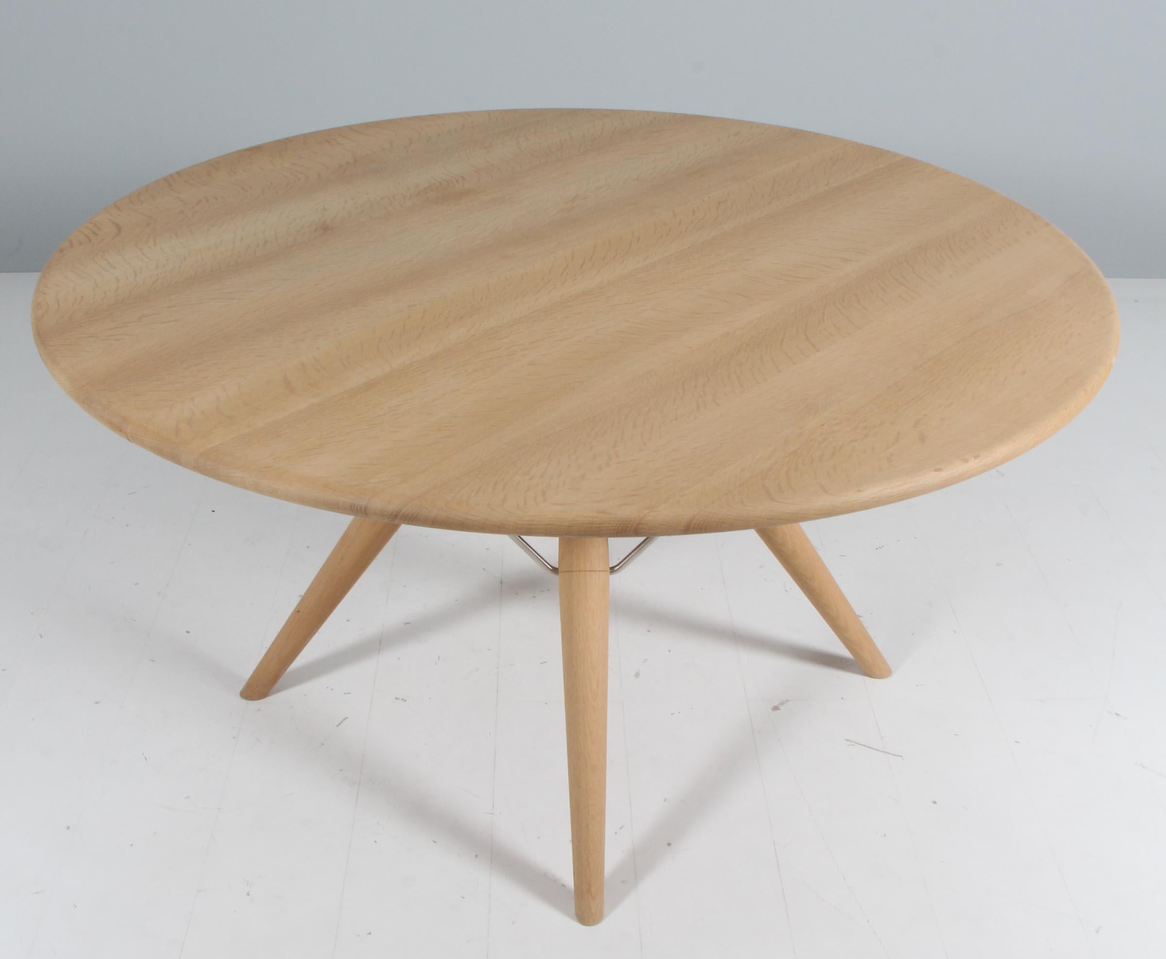 Hans J. Wegner round dining table in solid soap treated oak. Two extension leafes, 60 cm each.

Made by PP møbler, model PP75.