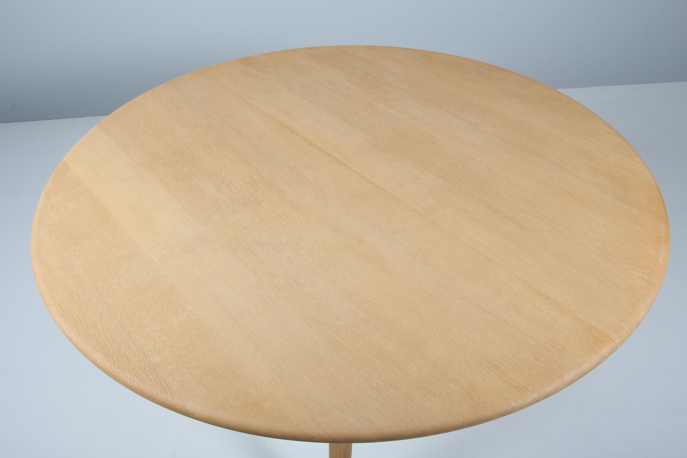 Hans J. Wegner PP75 Circular Dining Table in Solid Oak, Denmark 2000s In Excellent Condition In Esbjerg, DK