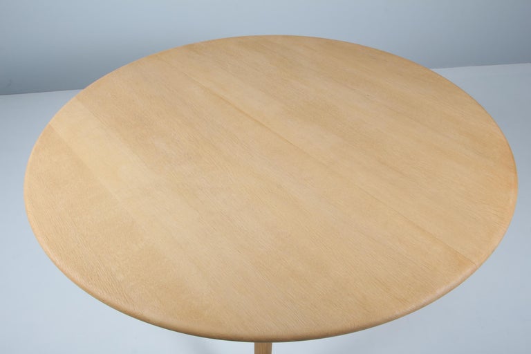 Hans J. Wegner PP75 Circular Dining Table in Solid Oak, Denmark 2000s In Excellent Condition For Sale In Esbjerg, DK