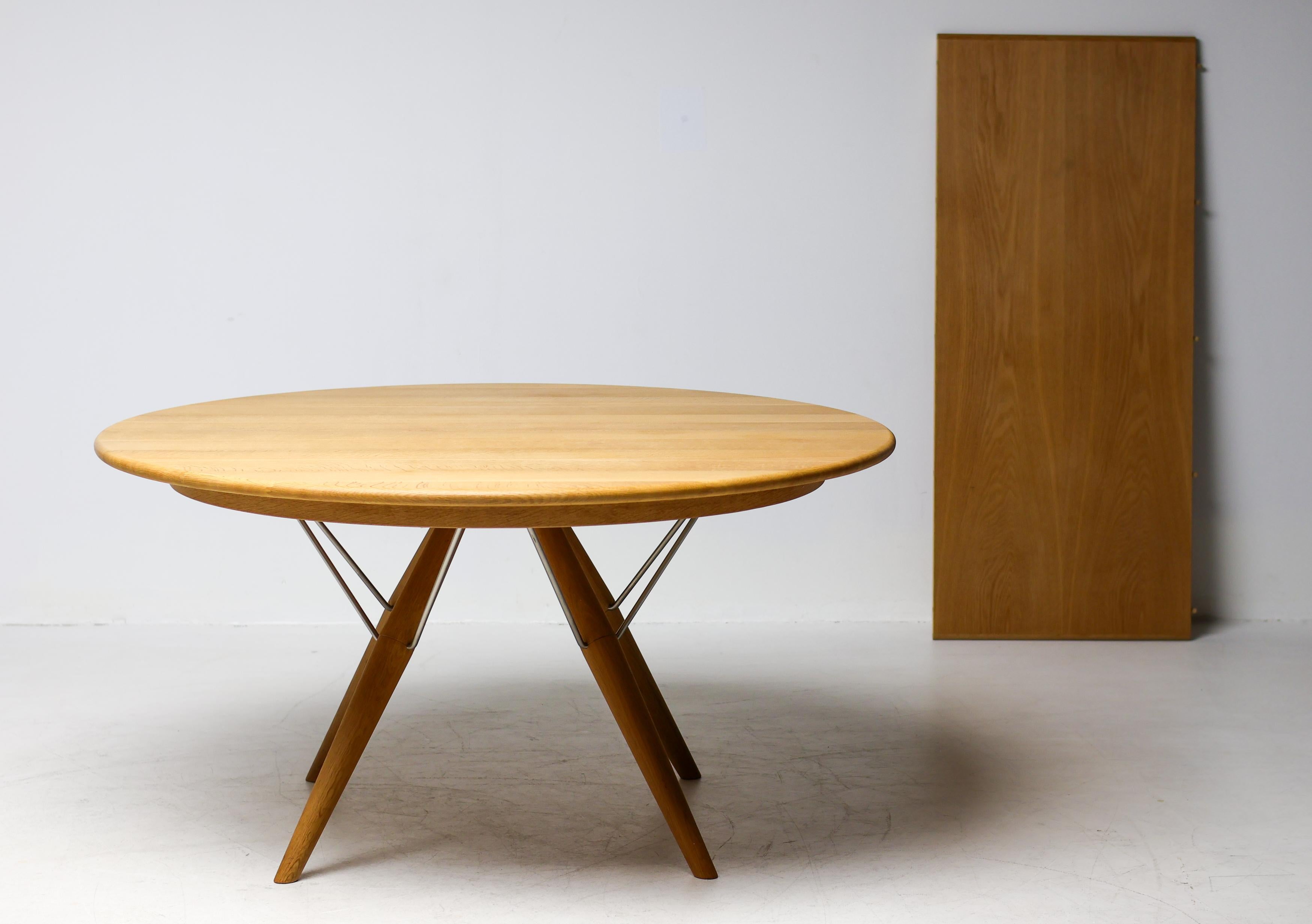 Iconic PP75 dining table by Hans J. Wegner, crafted in solid oak. This timeless design exemplifies Wegner’s mastery of form, function, and craftsmanship, combining understated elegance with exceptional practicality.

Measuring 140 cm in diameter,