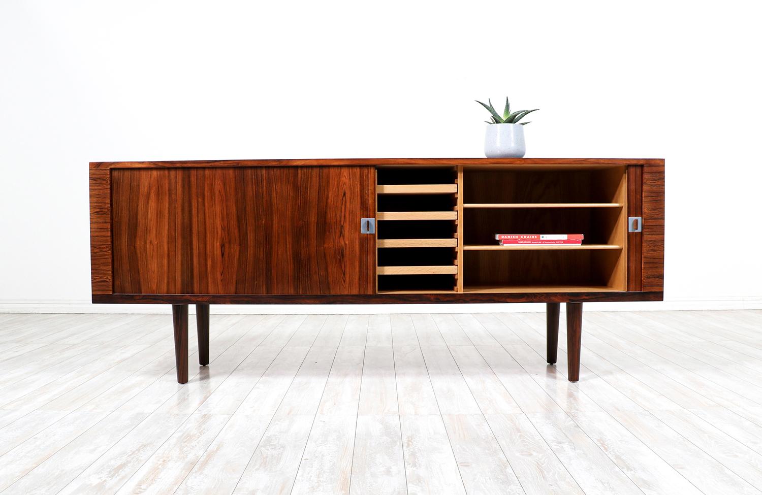 Mid-Century Modern Crédence à portes tambour en bois de rose brésilien « President » de Hans J. Wegner en vente