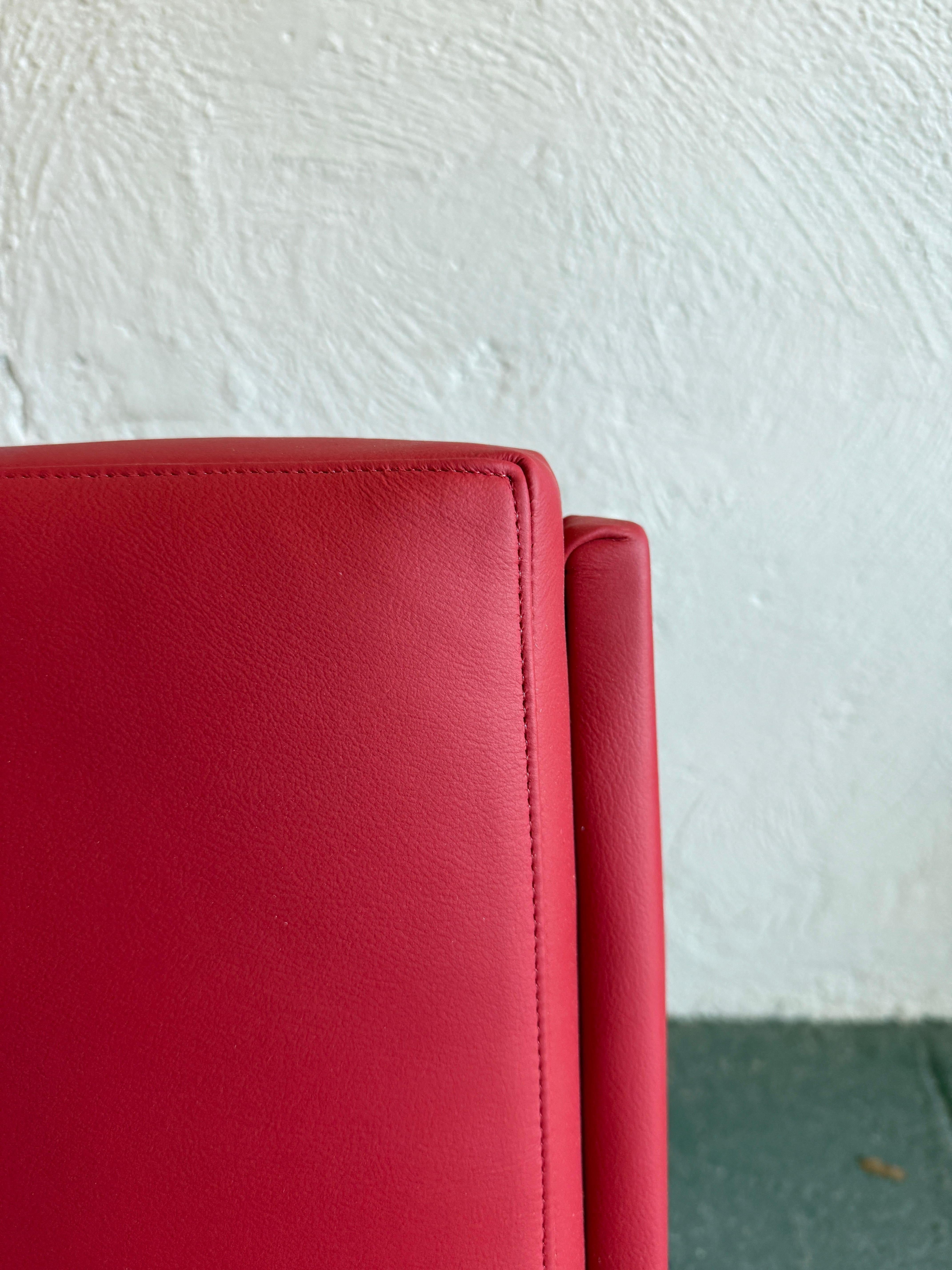 Hans J. Wegner Raro modelo AP 43 Sillón de aeropuerto sin brazos en piel roja en venta 2