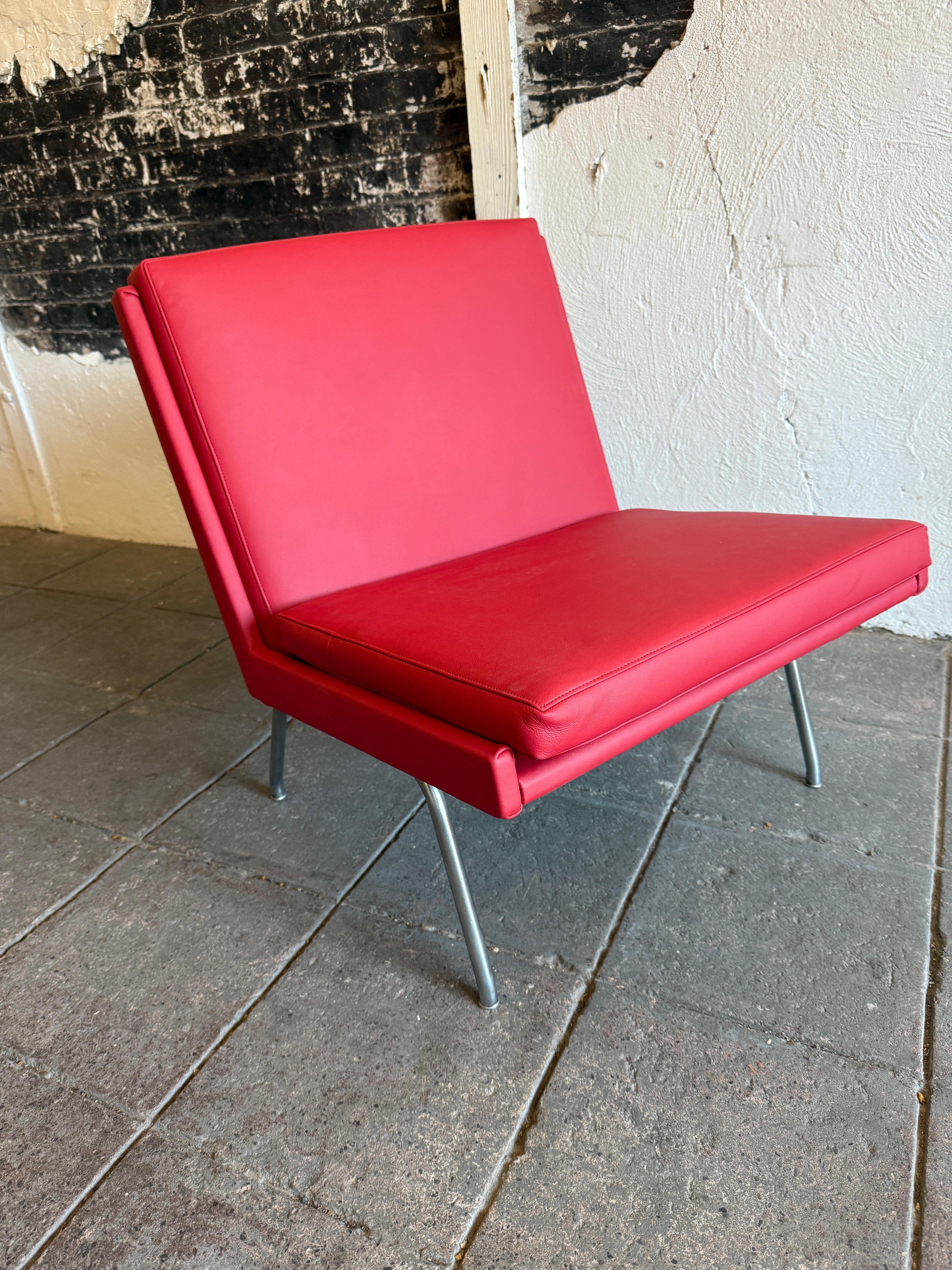 Precioso sillón de aeropuerto sin brazos Hans J. Wegner modelo AP 43 Rare en cuero rojo. Este sillón bajo de salón está hecho de estructura de roble macizo con correas de tapicería de goma y tapicería de piel roja recién hecha. La silla se asienta