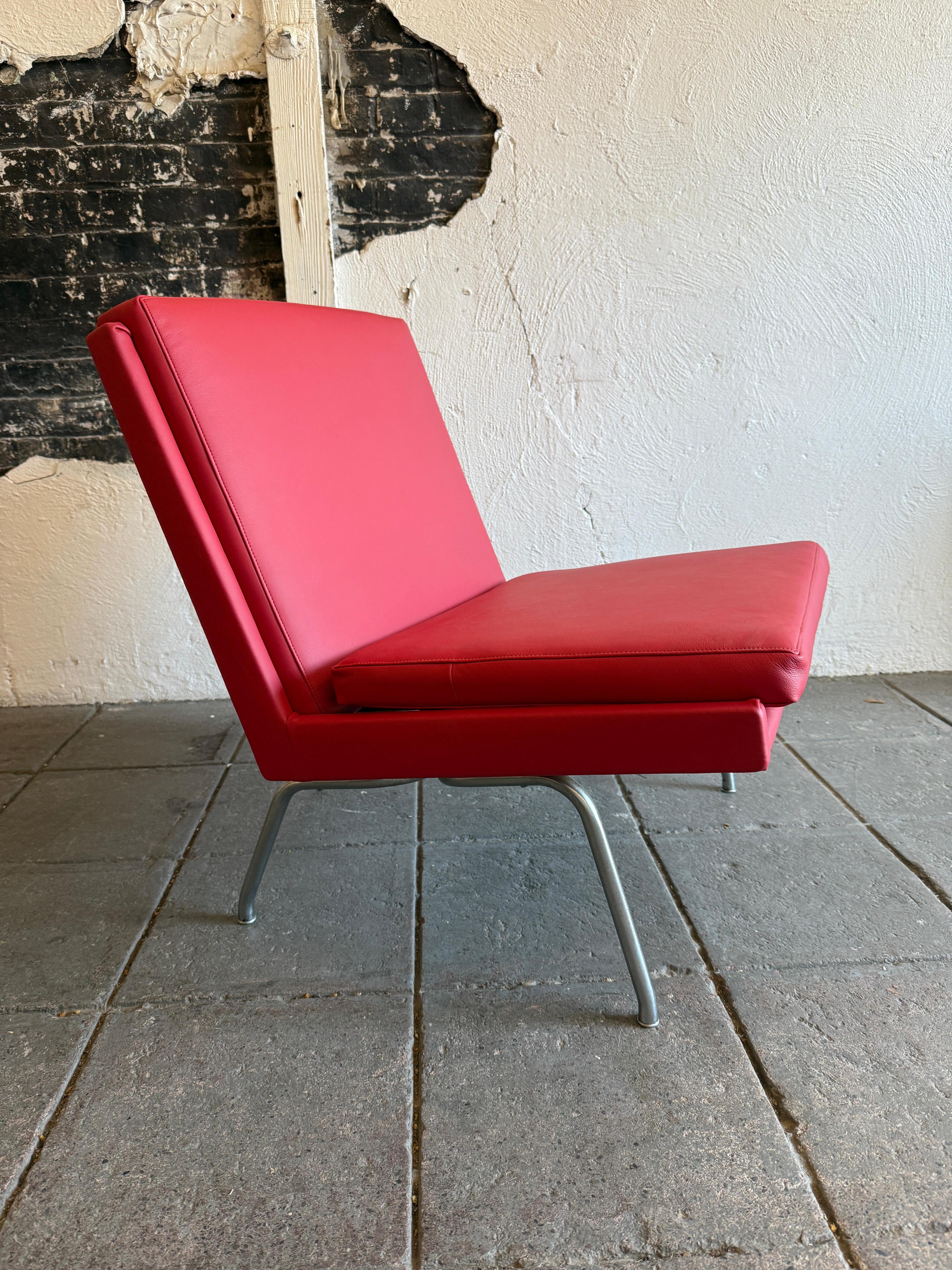 Hans J. Wegner Raro modelo AP 43 Sillón de aeropuerto sin brazos en piel roja Moderno de mediados de siglo en venta