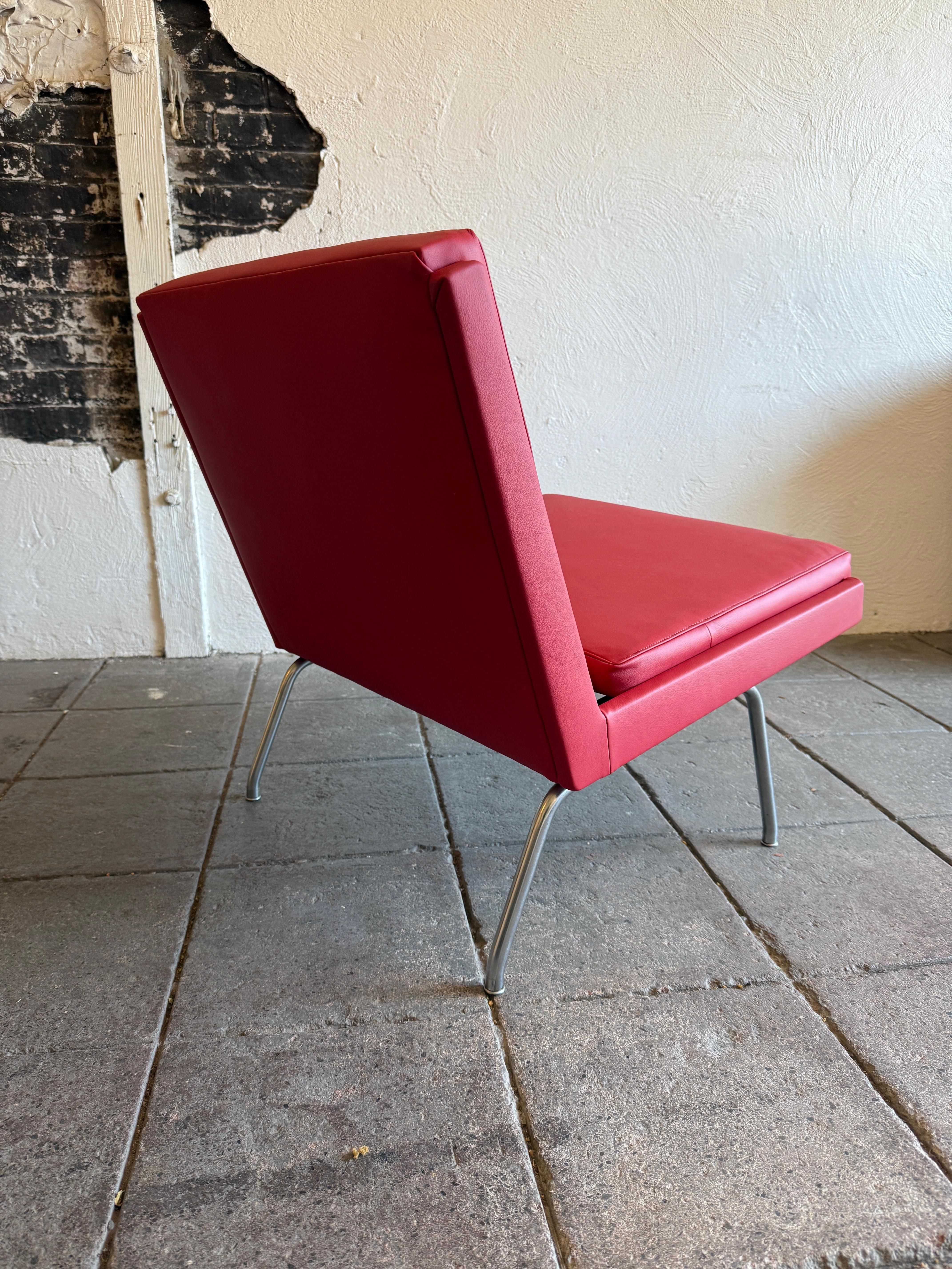 Hans J. Wegner Raro modelo AP 43 Sillón de aeropuerto sin brazos en piel roja Danés en venta