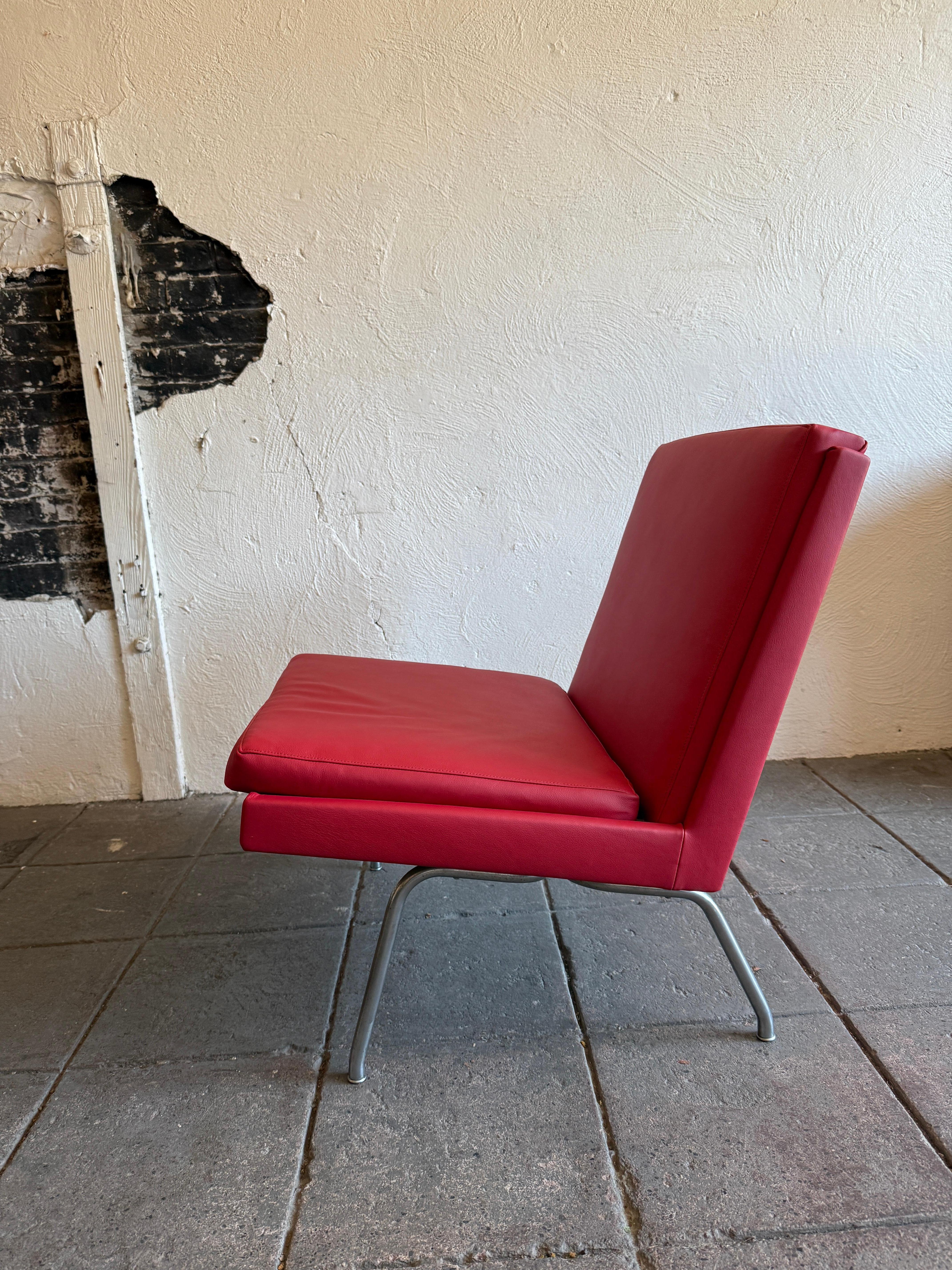 Hans J. Wegner Raro modelo AP 43 Sillón de aeropuerto sin brazos en piel roja Carpintería en venta
