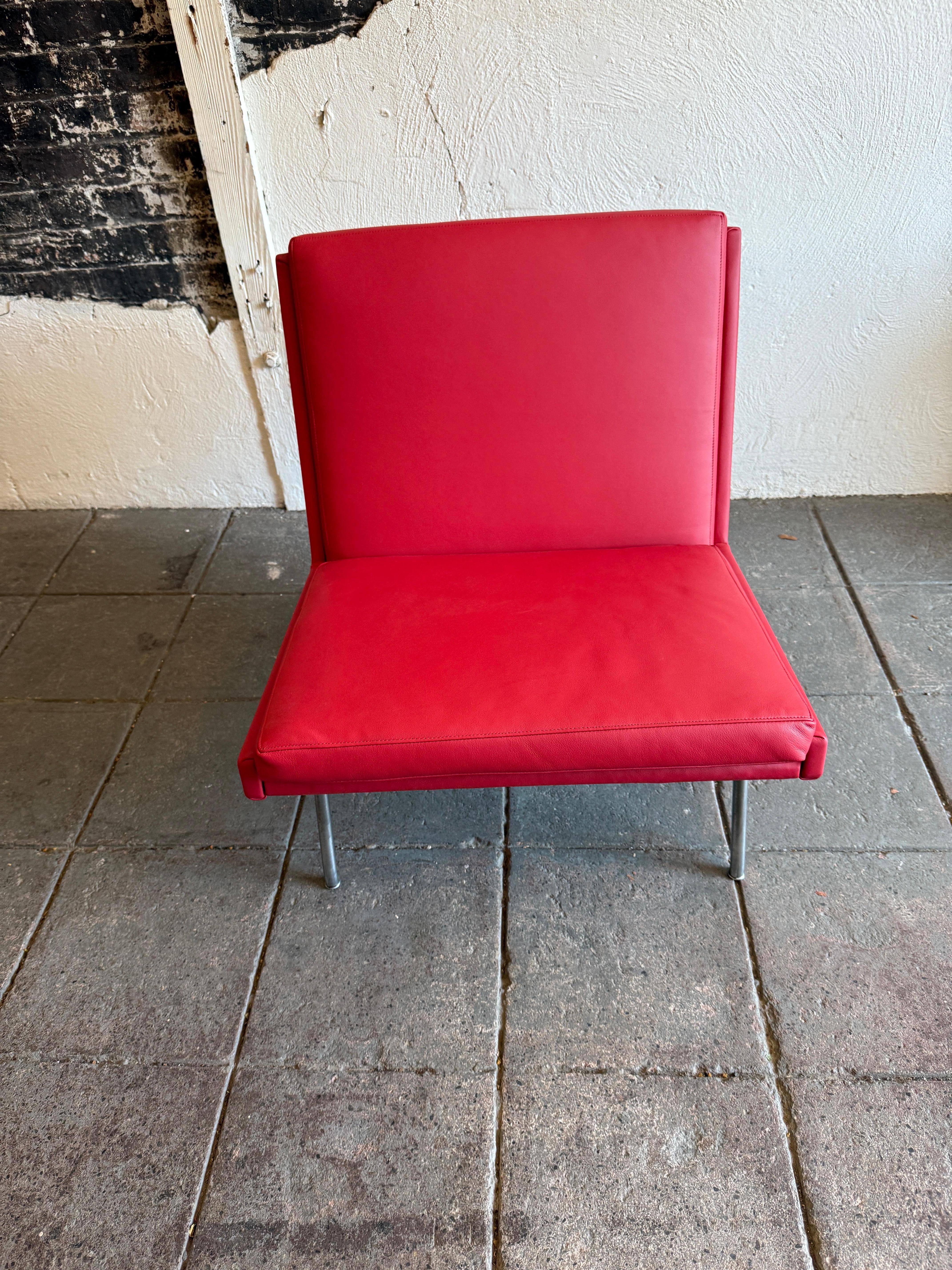Hans J. Wegner Raro modelo AP 43 Sillón de aeropuerto sin brazos en piel roja en Bueno estado para la venta en Brooklyn, NY