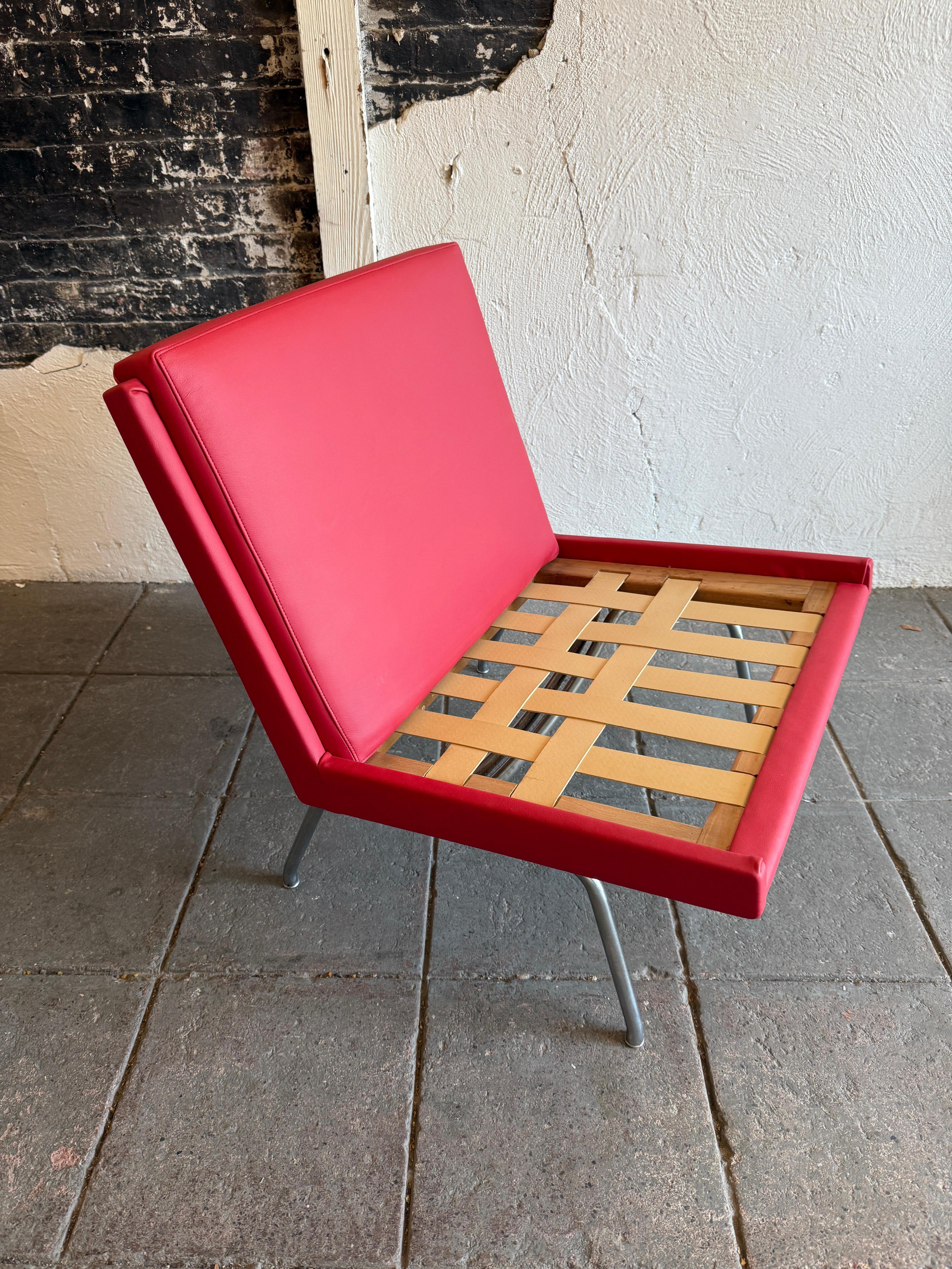 Hans J. Wegner Raro modelo AP 43 Sillón de aeropuerto sin brazos en piel roja siglo XX en venta