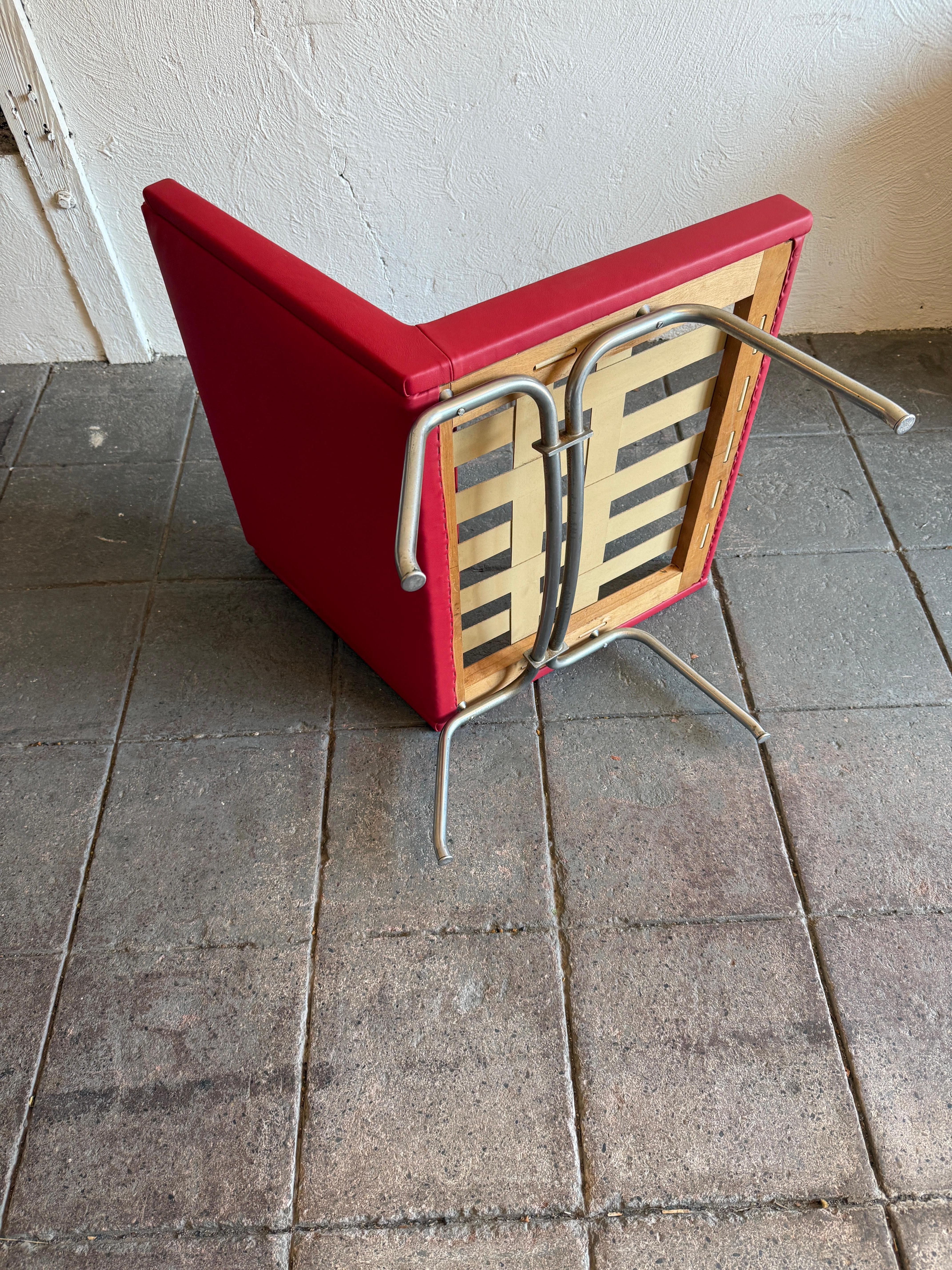 Hans J. Wegner Raro modelo AP 43 Sillón de aeropuerto sin brazos en piel roja Acero en venta