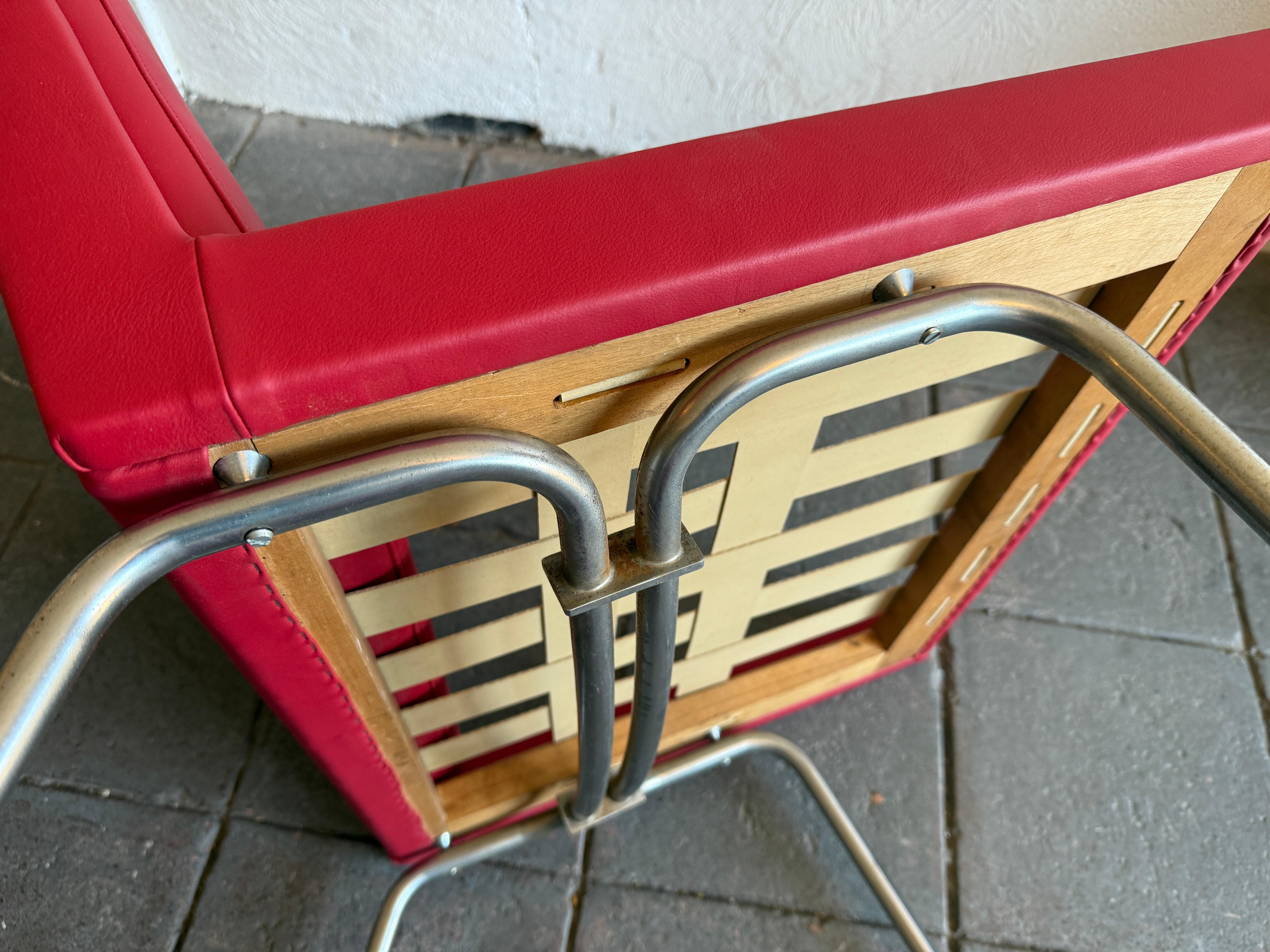 Hans J. Wegner Raro modelo AP 43 Sillón de aeropuerto sin brazos en piel roja en venta 1