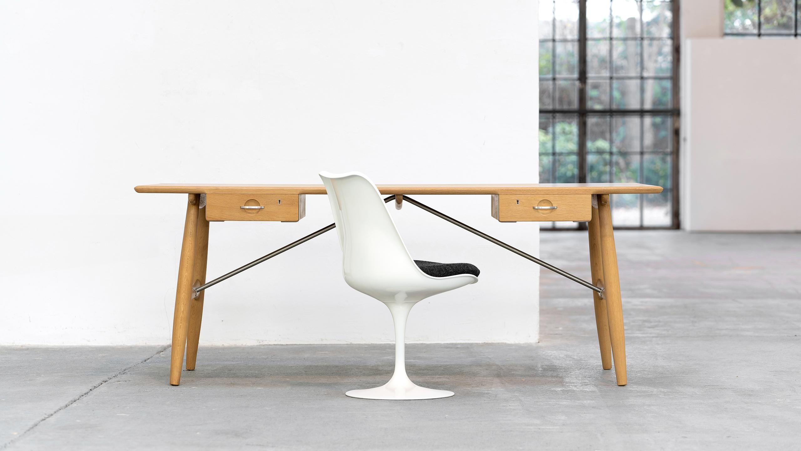 Hans J. Wegner a conçu l'extraordinaire bureau d'architecte pp571 en 1953, en complément de la chaise ronde (The Chair). 
Plus tard, en 1955, il a conçu la chaise pivotante, complétant ainsi une ligne de chefs-d'œuvre exclusifs, fonctionnels et