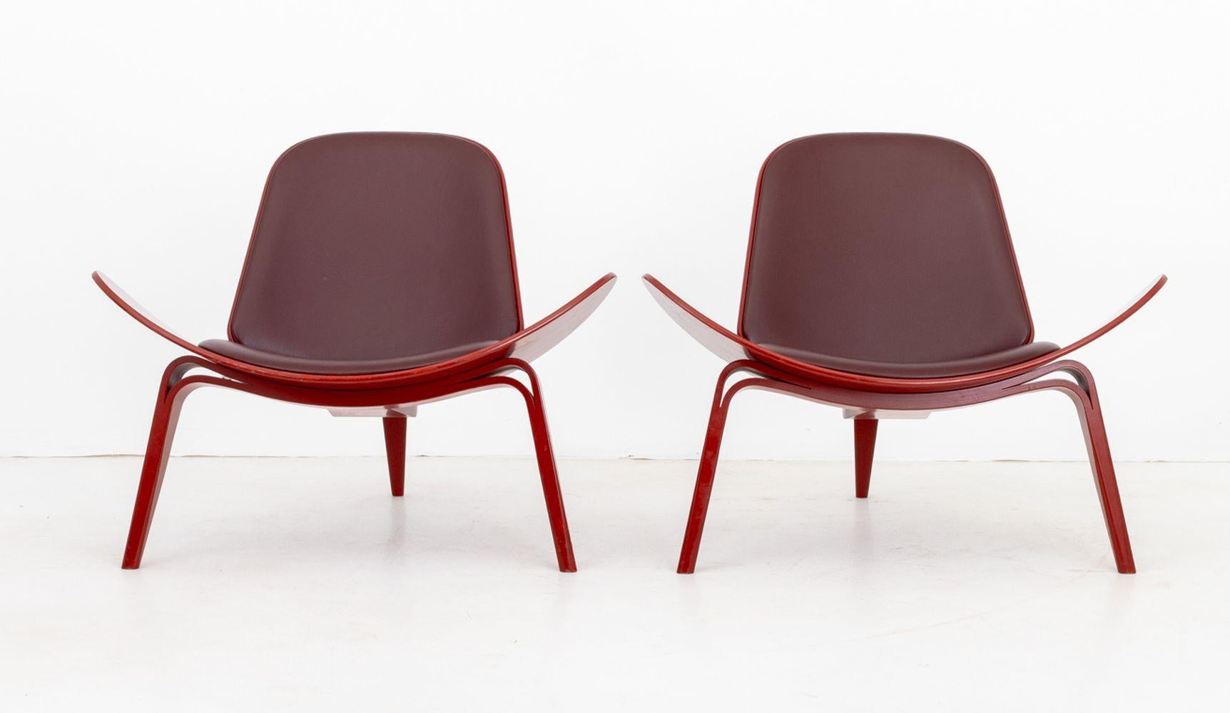 Coppia di sedie Hans J. Wegner for Carl Hansen CH07 Shell Lounge Chair, design originale 1963, legno verniciato e laminato con sedili e schienali in pelle, 